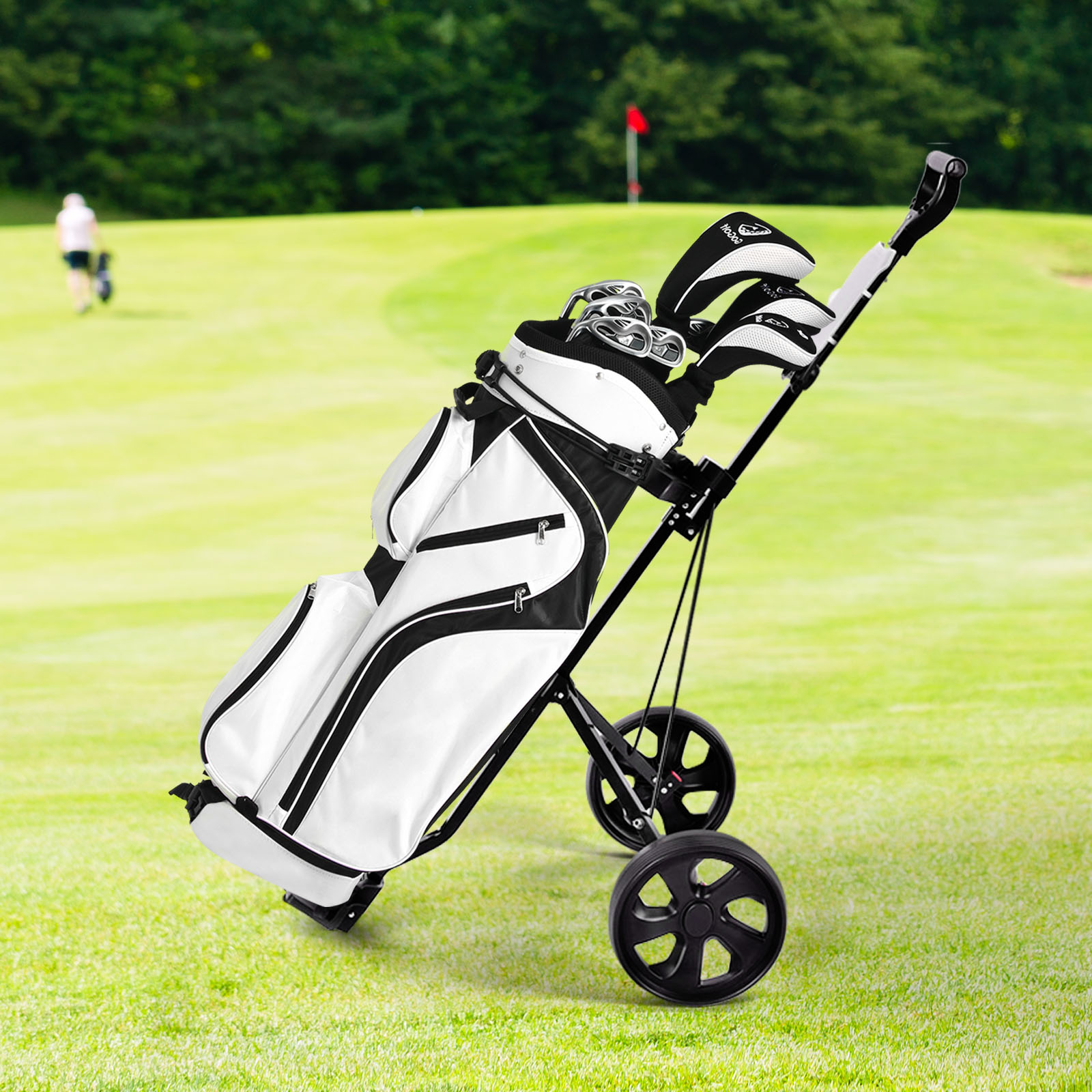 Golftasche mit Schlägern auf einem Golfwagen, auf grünem Gras. Eine Person in der Ferne.
