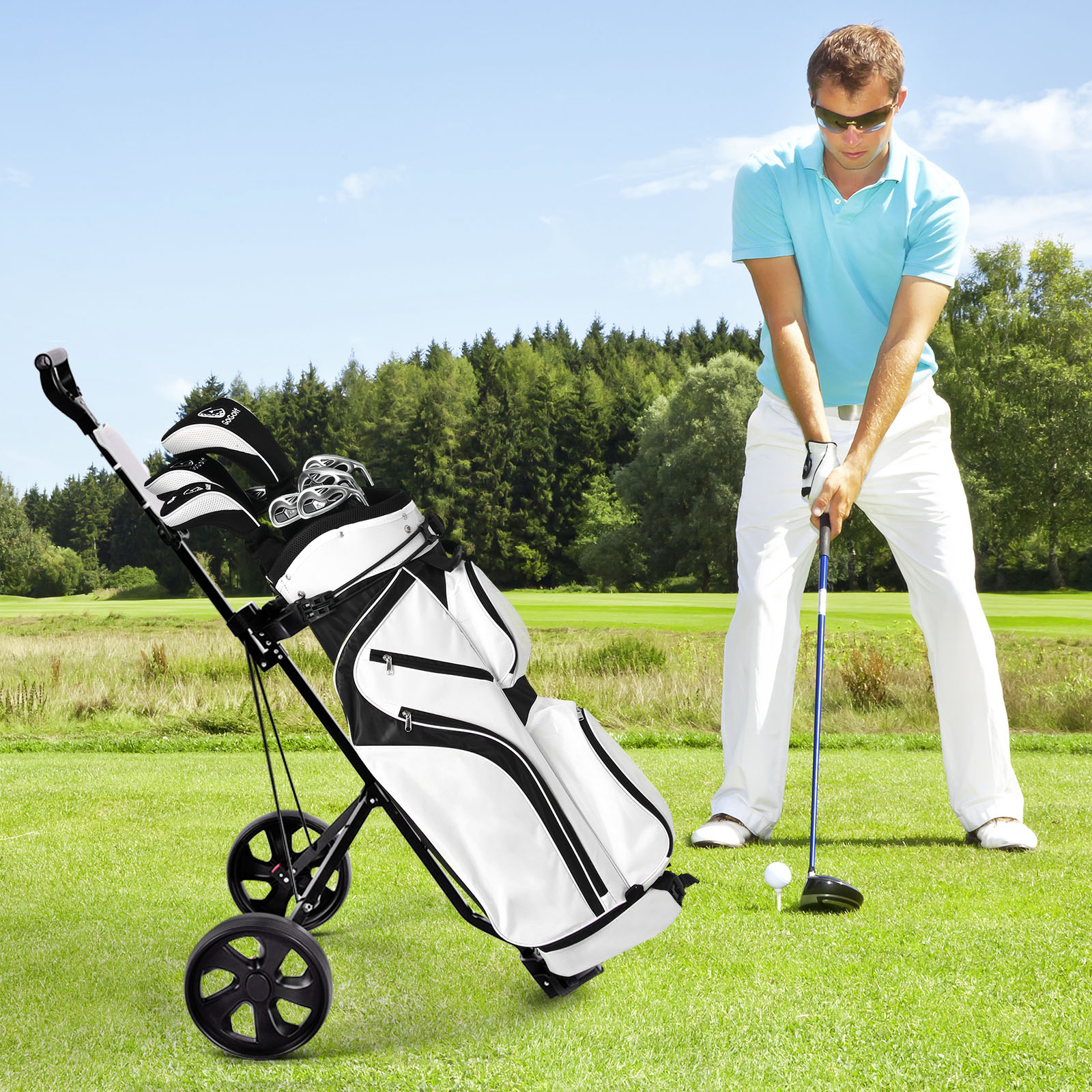 Ein Mann in blauem Hemd und weißer Hose beim Golfen, mit Golftasche und Wagen daneben.