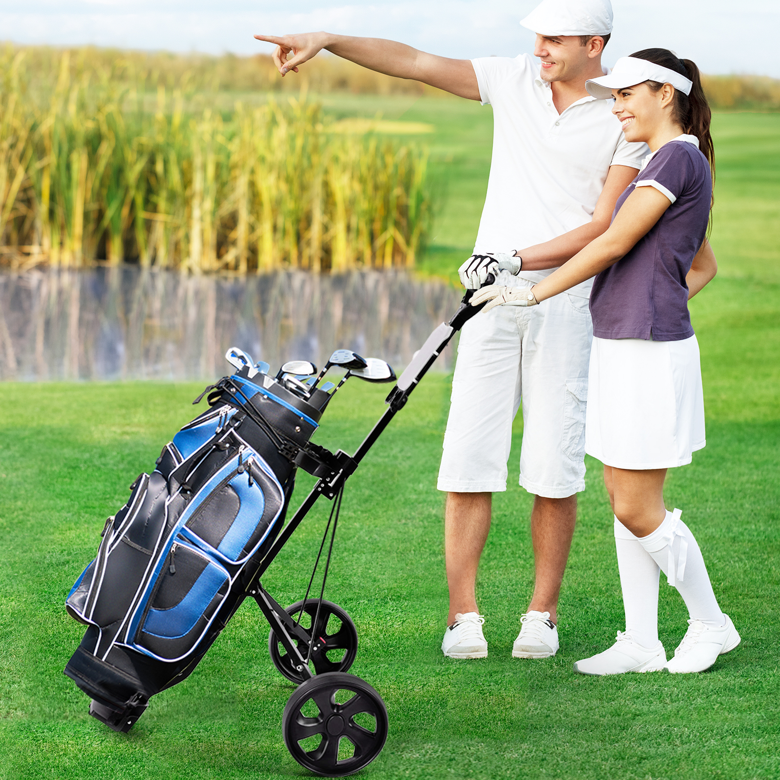 Ein Paar steht auf einem Golfplatz mit Golfausrüstung, einer zeigt.