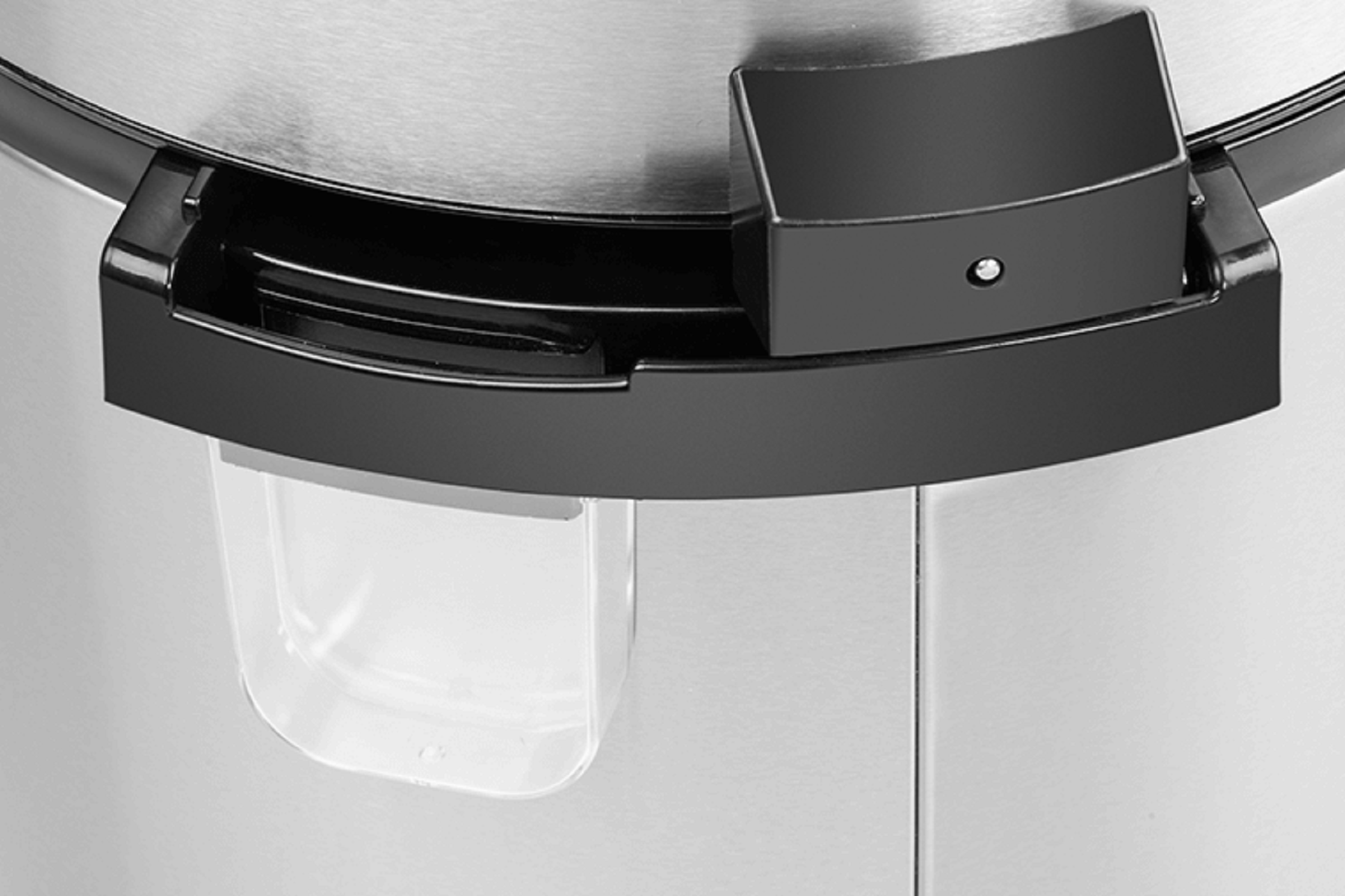 Primo piano di un componente in metallo e plastica nera, forse parte di una macchina.