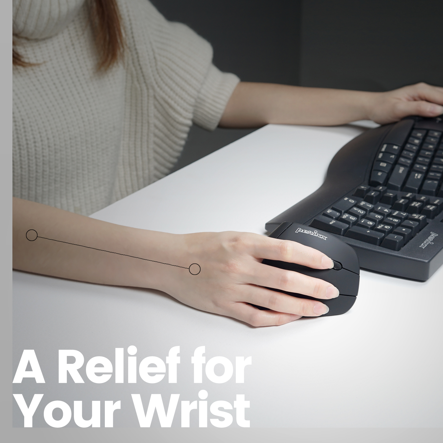 Arm und Hand einer Person, die auf einem weißen Schreibtisch mit einer schwarzen ergonomischen Maus und Tastatur ruhen.