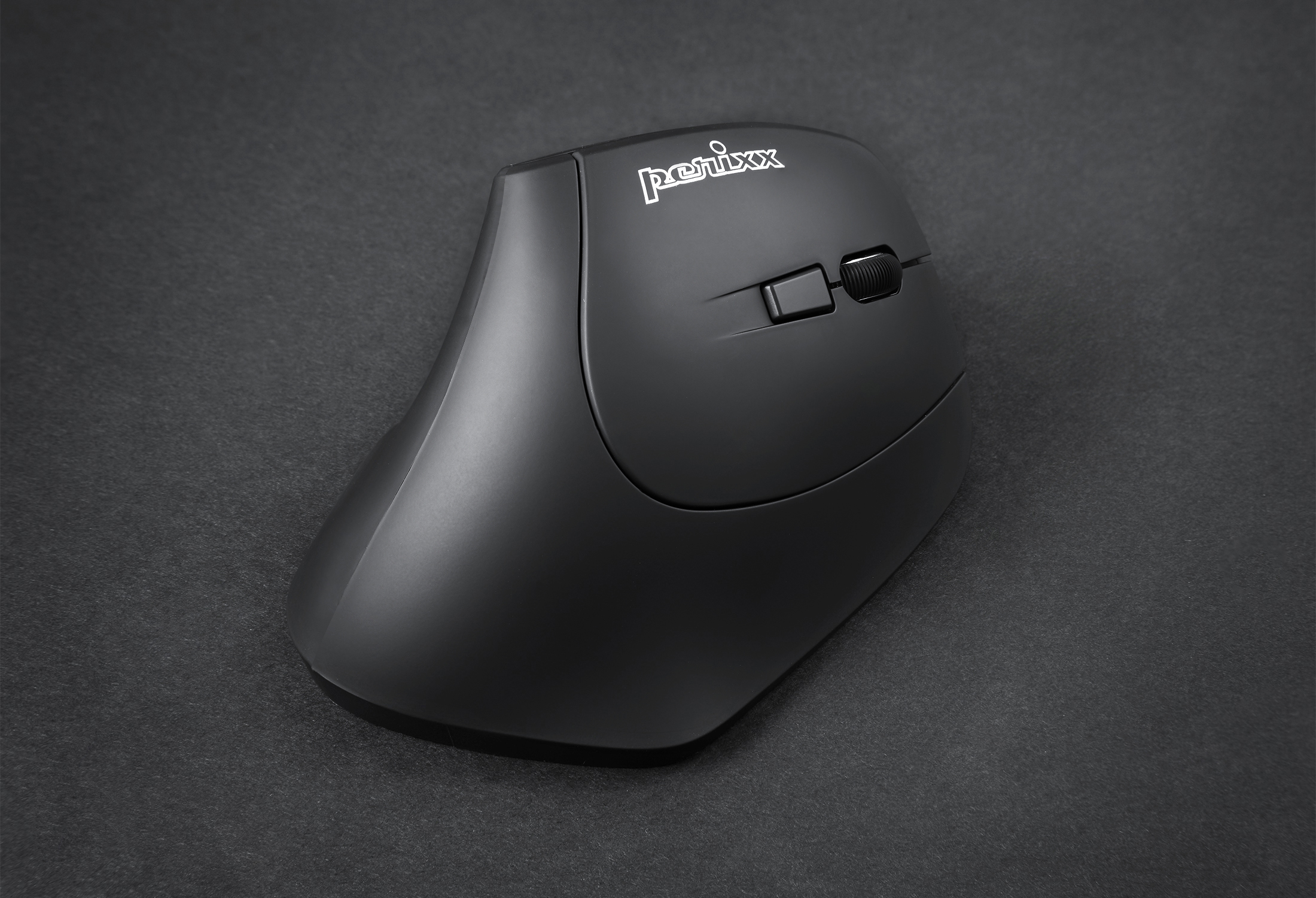 Eine schwarze ergonomische Computermaus auf einer schwarzen Oberfläche. Die Marke ist Perixx.