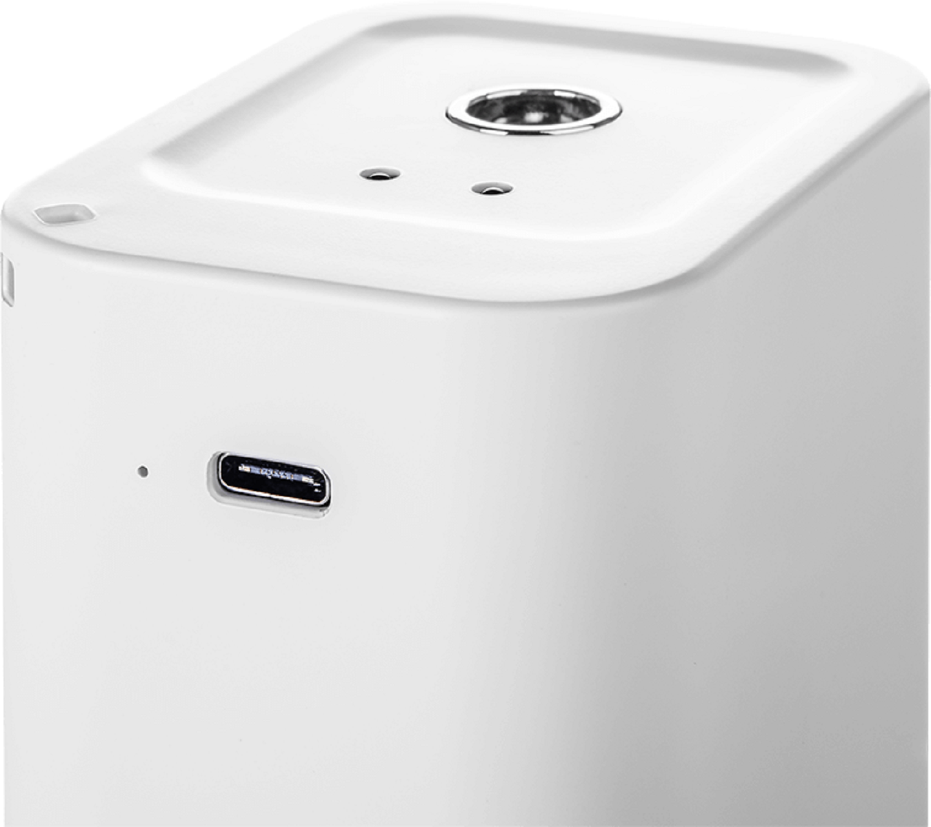 Nahaufnahme eines weißen, kastenförmigen Geräts mit USB-C-Anschluss und silberner Oberseite.