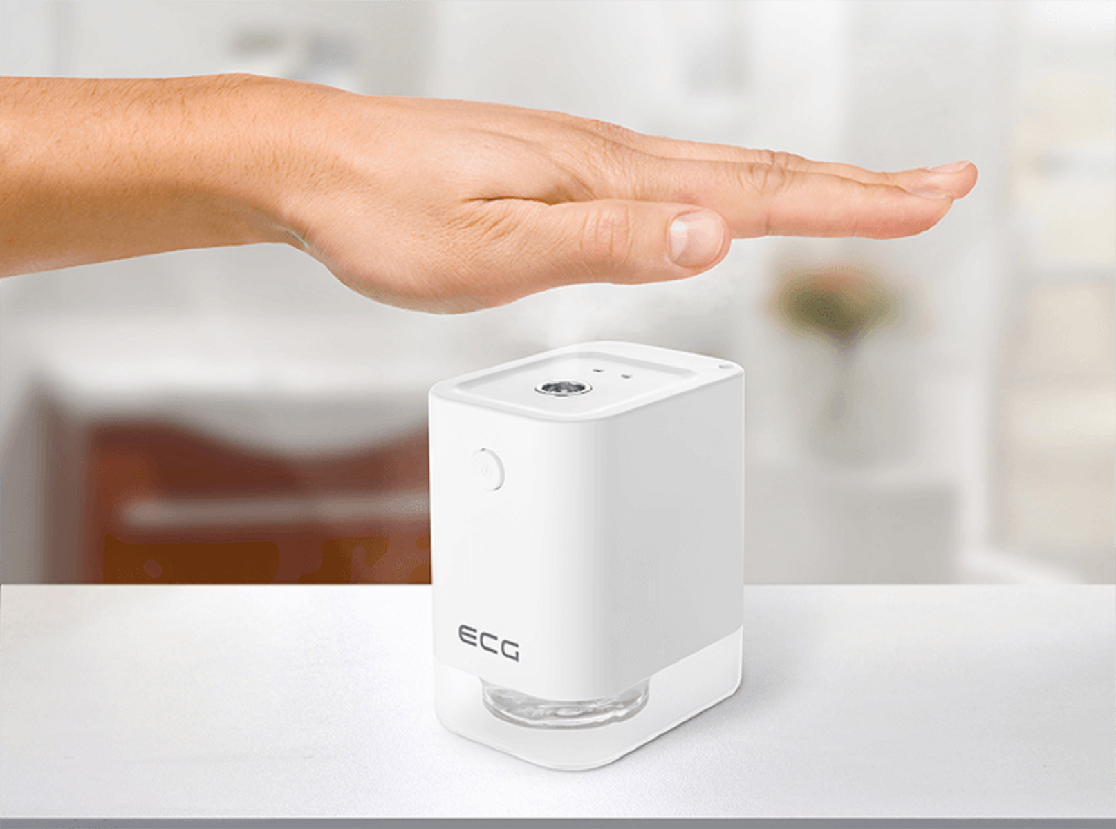 Ein weißer automatischer Händedesinfektionsmittelspender mit der Marke ECG. Eine Hand ist oben.