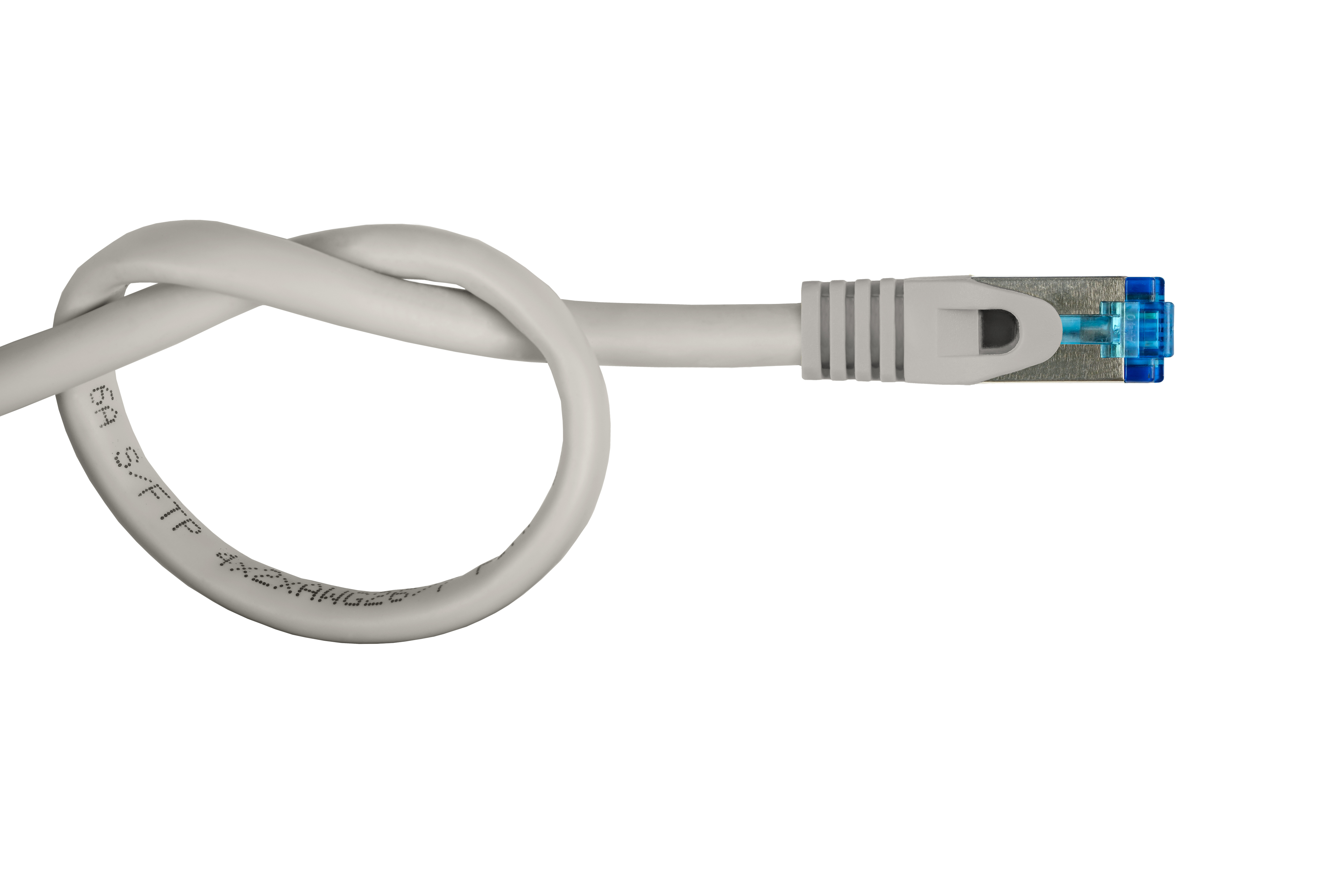 Biały kabel sieciowy zapętlony i zawiązany, z szarym złączem RJ45 przymocowanym do jednego końca.