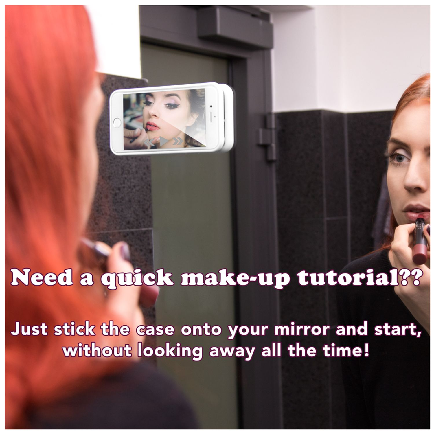 Frau trägt Lippenstift auf, während sie auf ein am Spiegel befestigtes Telefon blickt. Telefon zeigt Make-up-Tutorial.