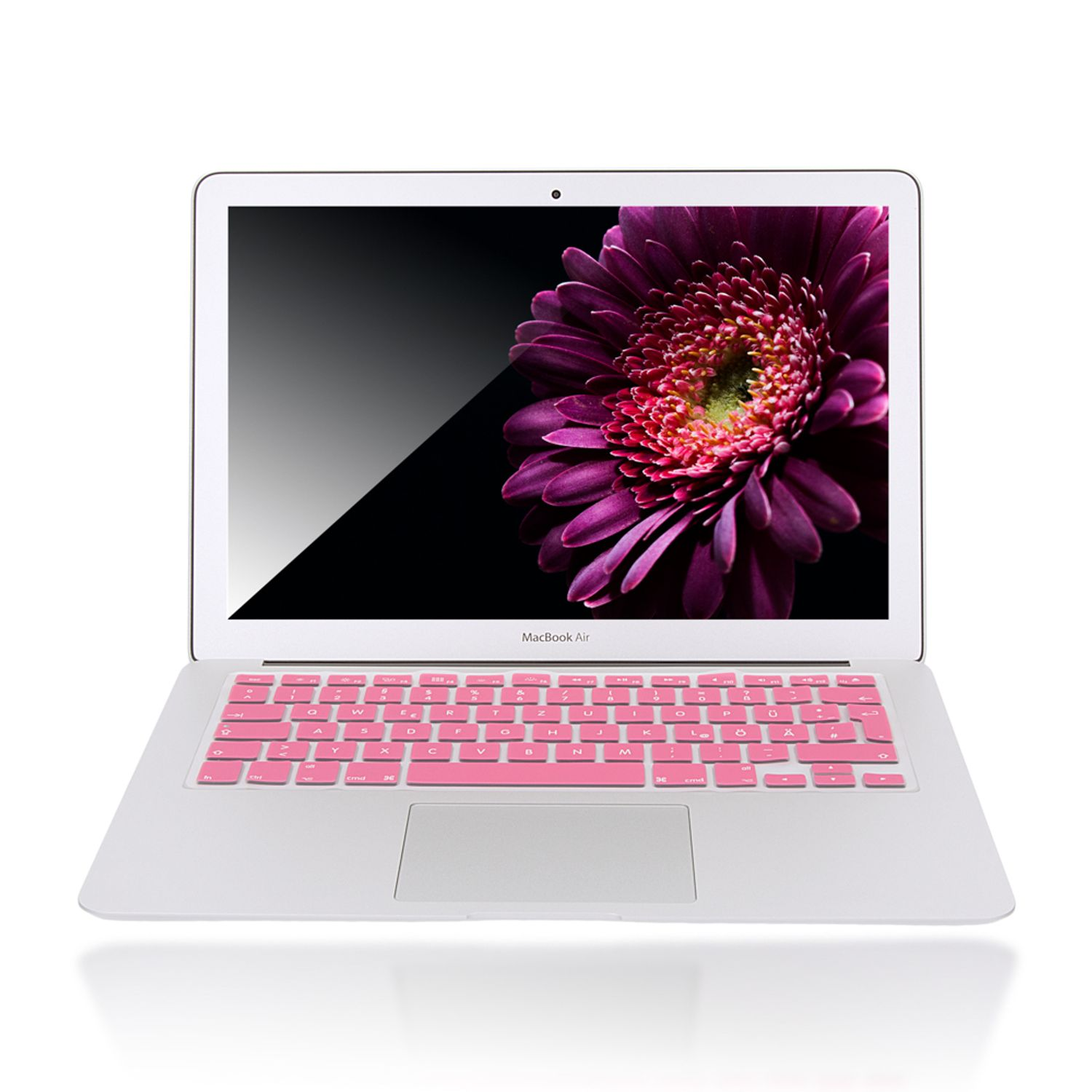 Un ordinateur portable MacBook Air avec un protège-clavier rose. L'écran affiche un gros plan d'une gerbera violette sur fond noir.