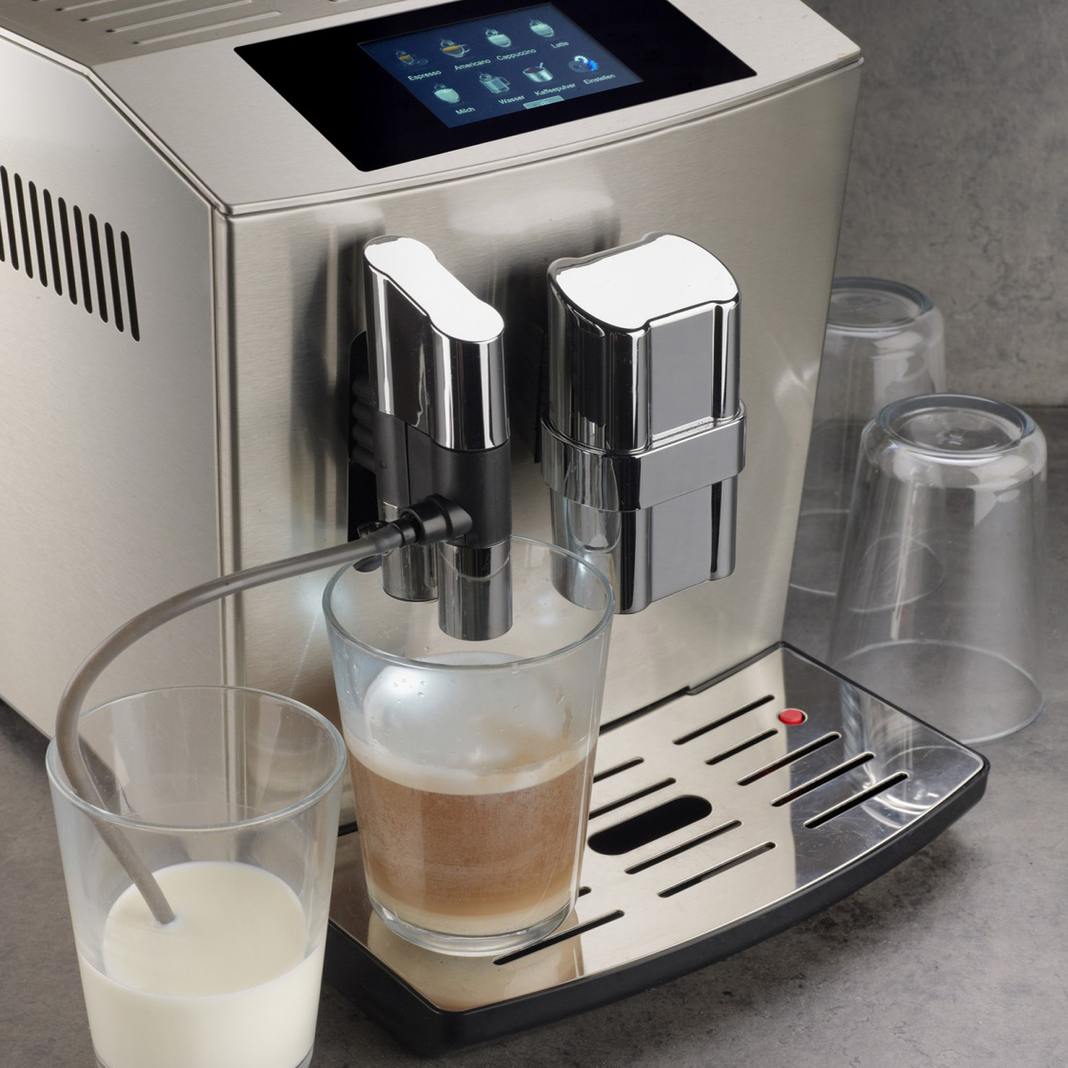 Eine Kaffeemaschine aus Edelstahl, die Kaffee in ein Glas zubereitet.
