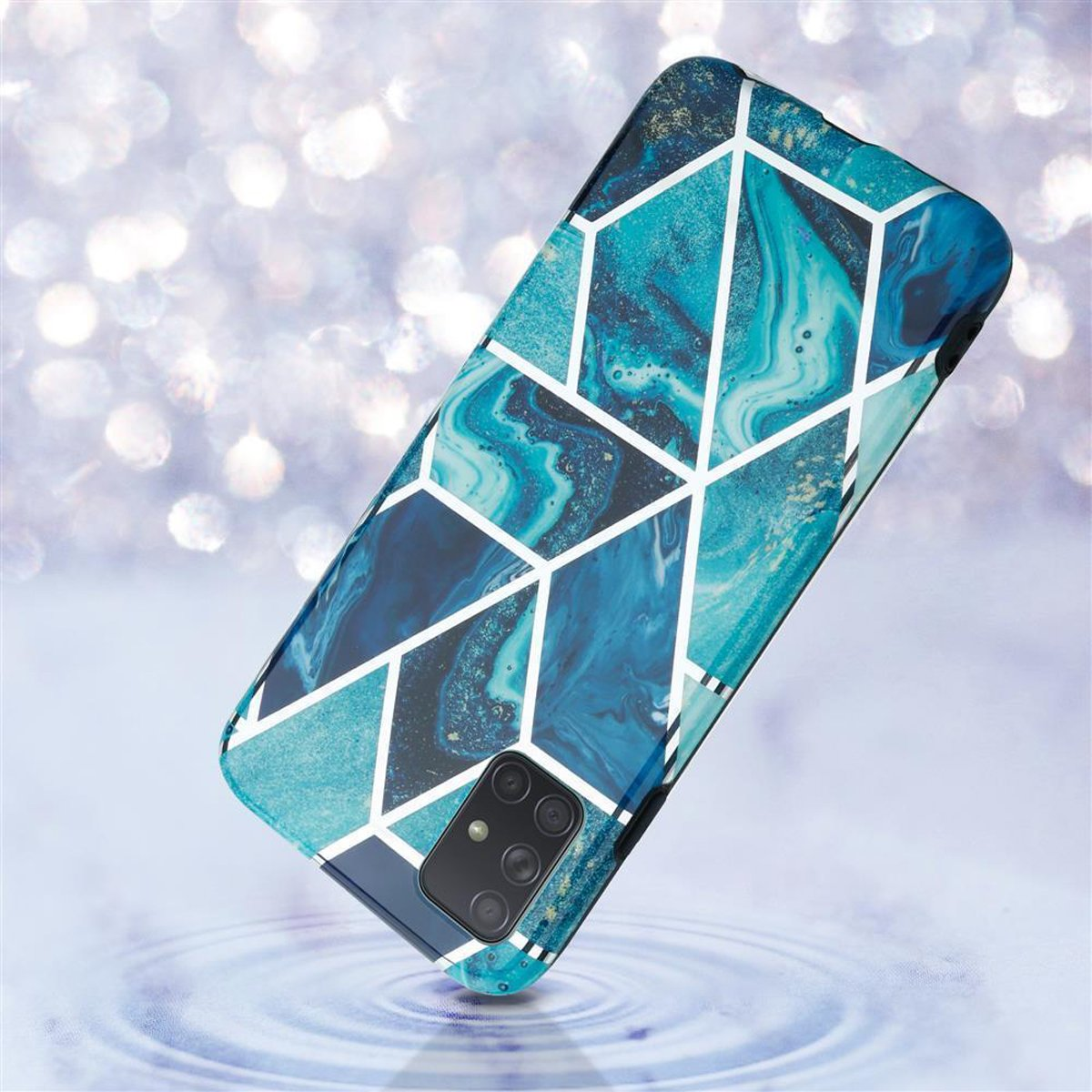 Custodia per telefono con motivo geometrico blu e bianco. Sfondo con luci sfocate. Telefono inclinato.