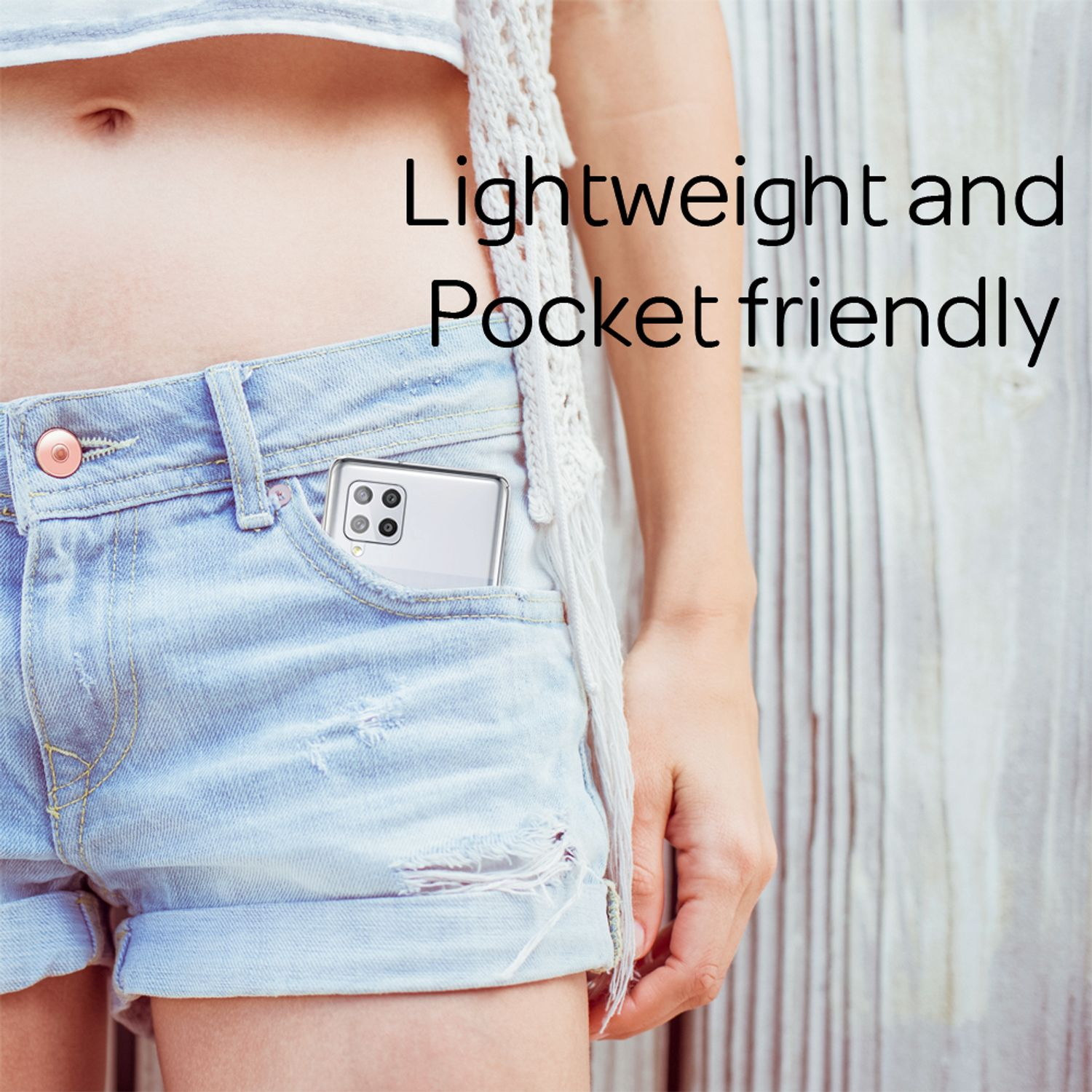 Uno smartphone è parzialmente visibile nella tasca anteriore di un paio di pantaloncini di jeans azzurri.