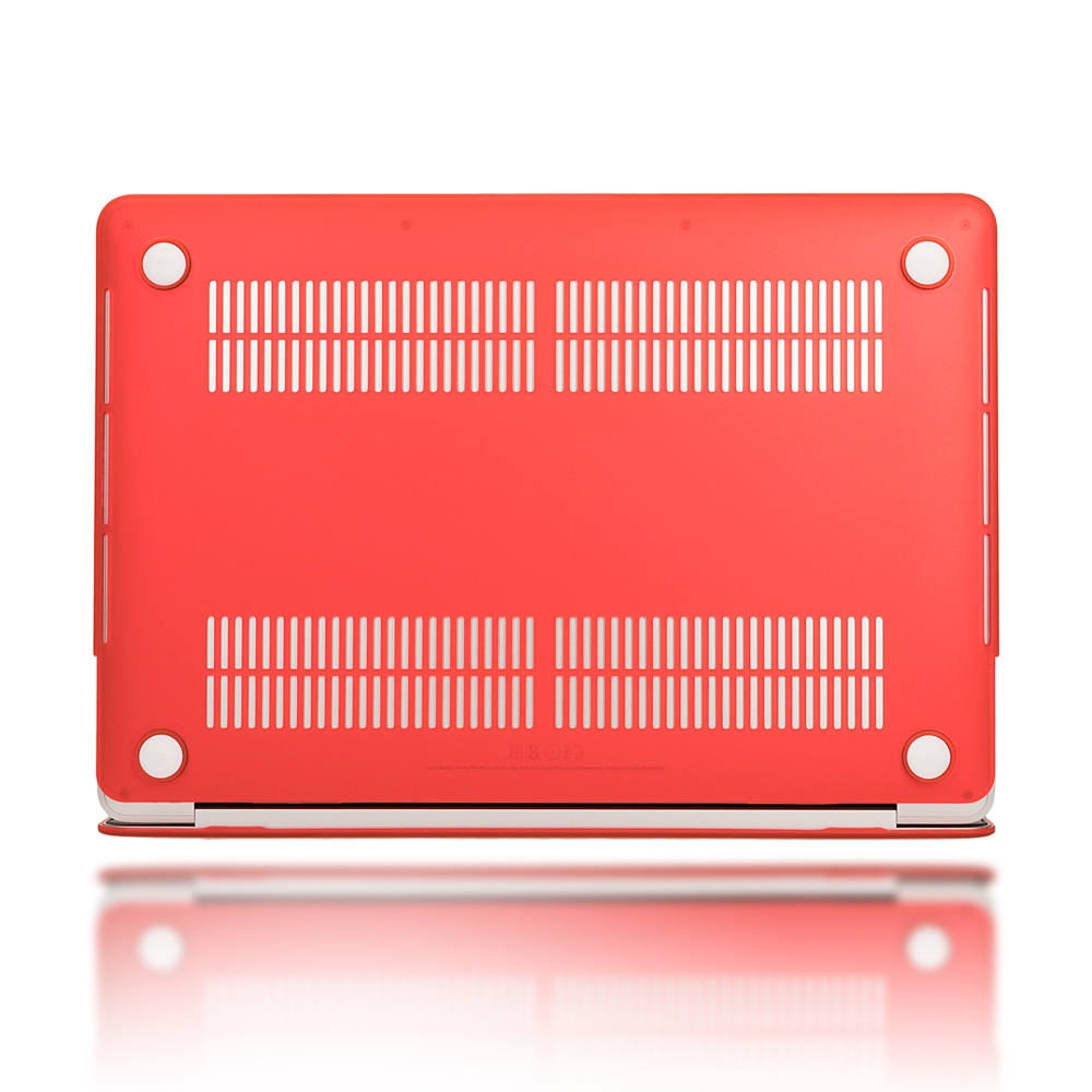 Die rote Unterseite eines Laptops mit Lüftungslöchern und Gummifüßen.