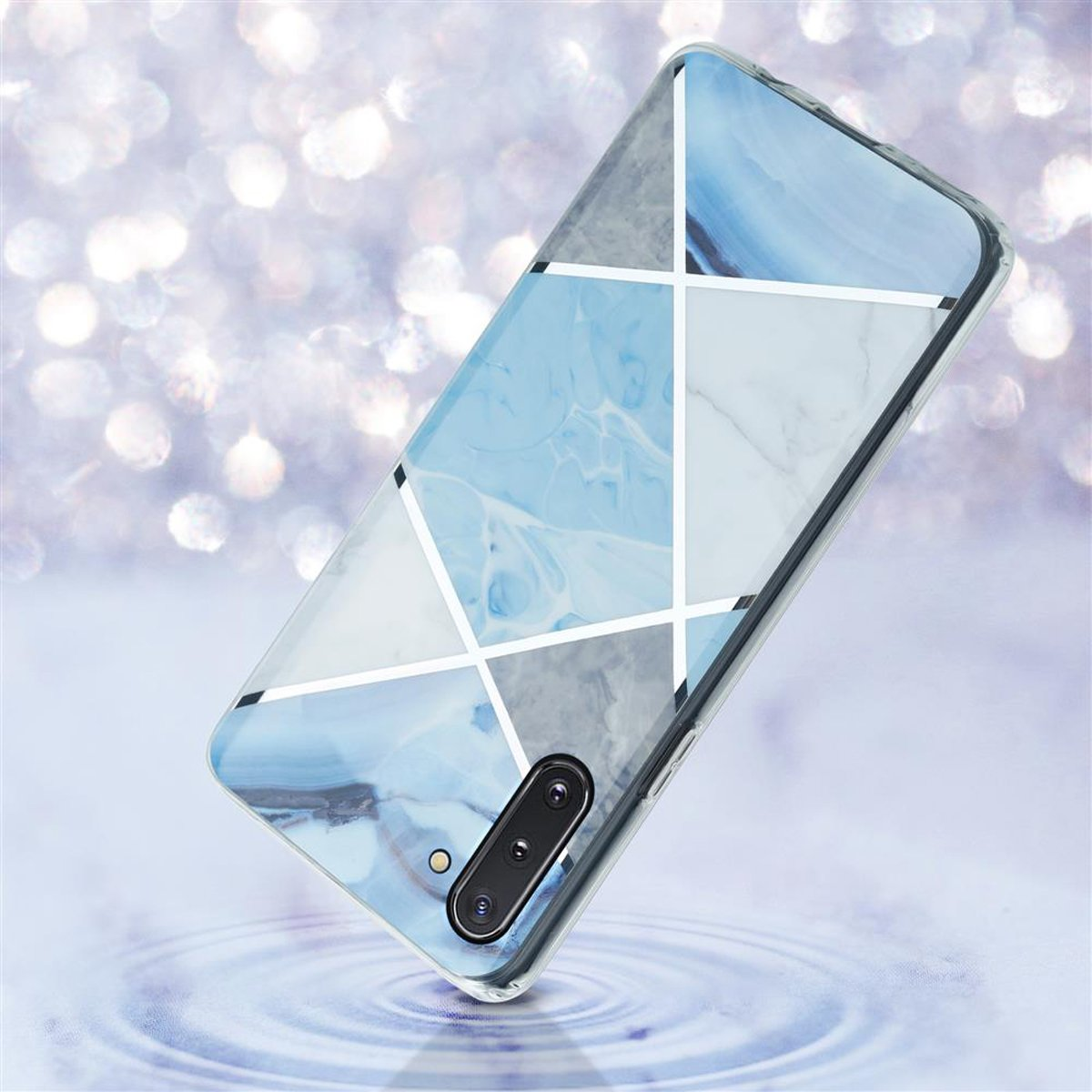 Custodia per telefono con design geometrico blu e bianco. Lo sfondo è blu chiaro sfocato.