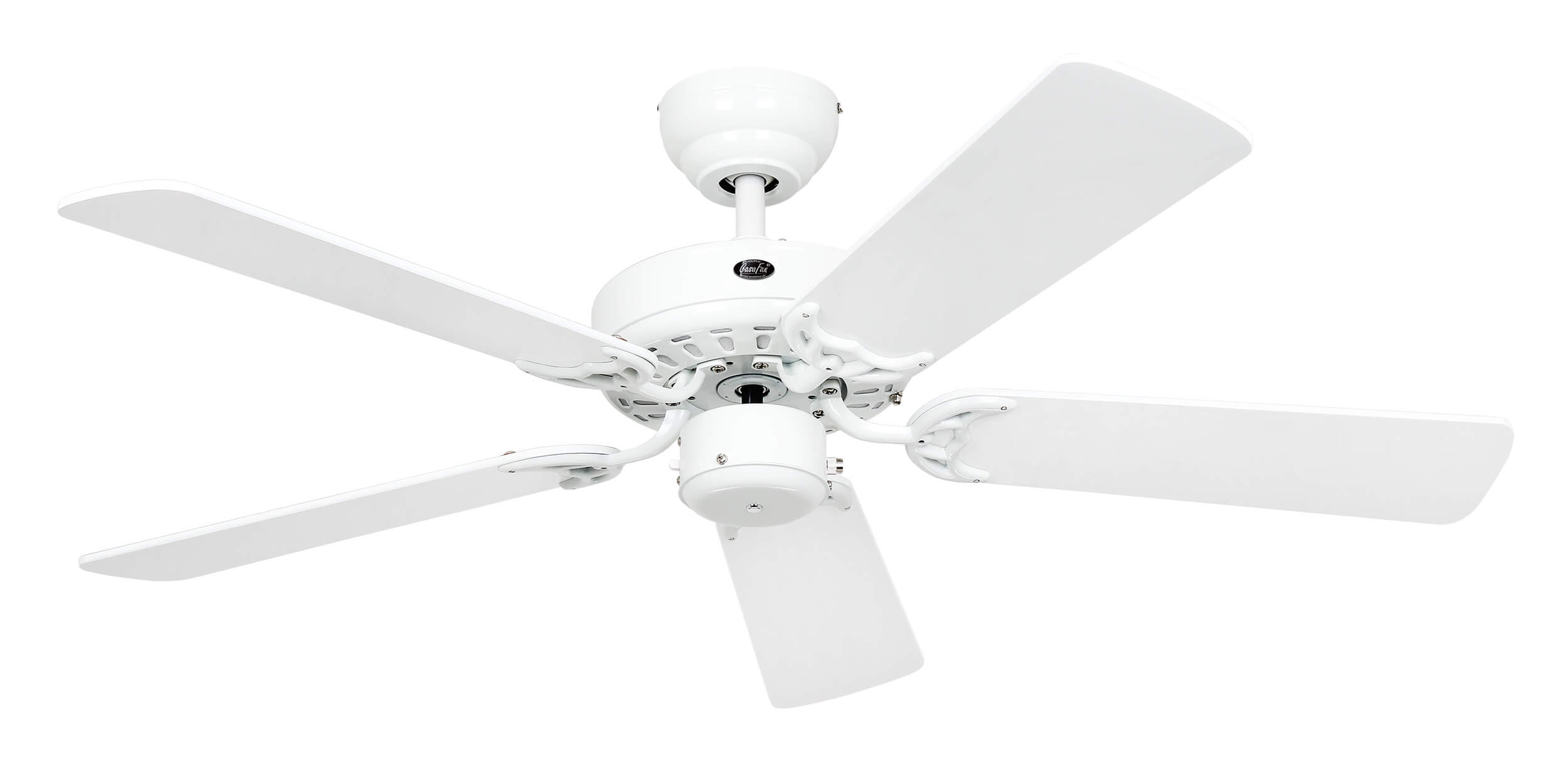 Weißer Deckenventilator mit fünf Flügeln auf weißem Hintergrund.
