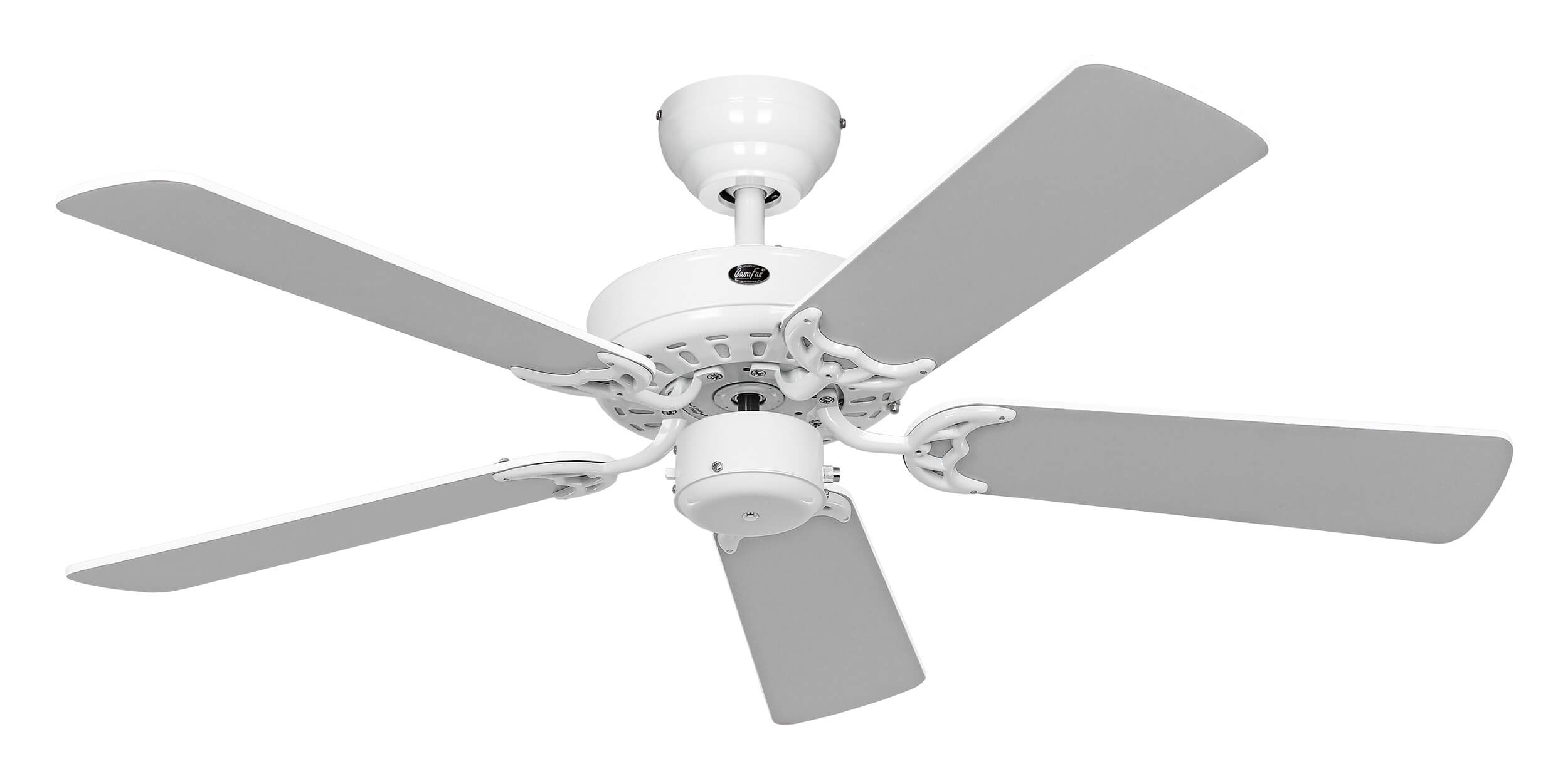 Weißer Deckenventilator mit fünf Flügeln, dekorativem Sockel und weißem Motorgehäuse.