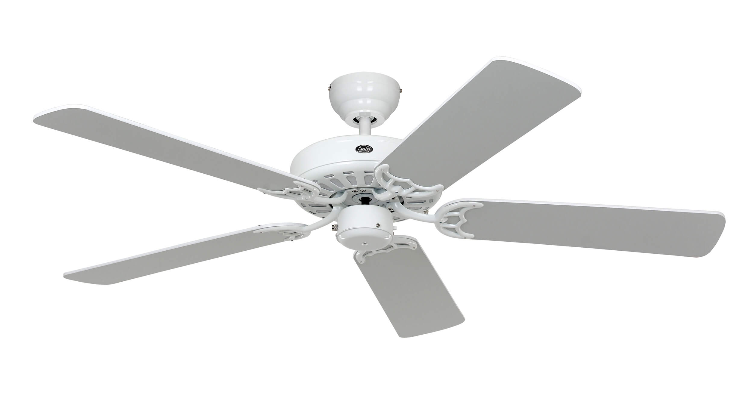 Biały wentylator sufitowy z pięcioma białymi łopatkami, biała jednostka centralna.