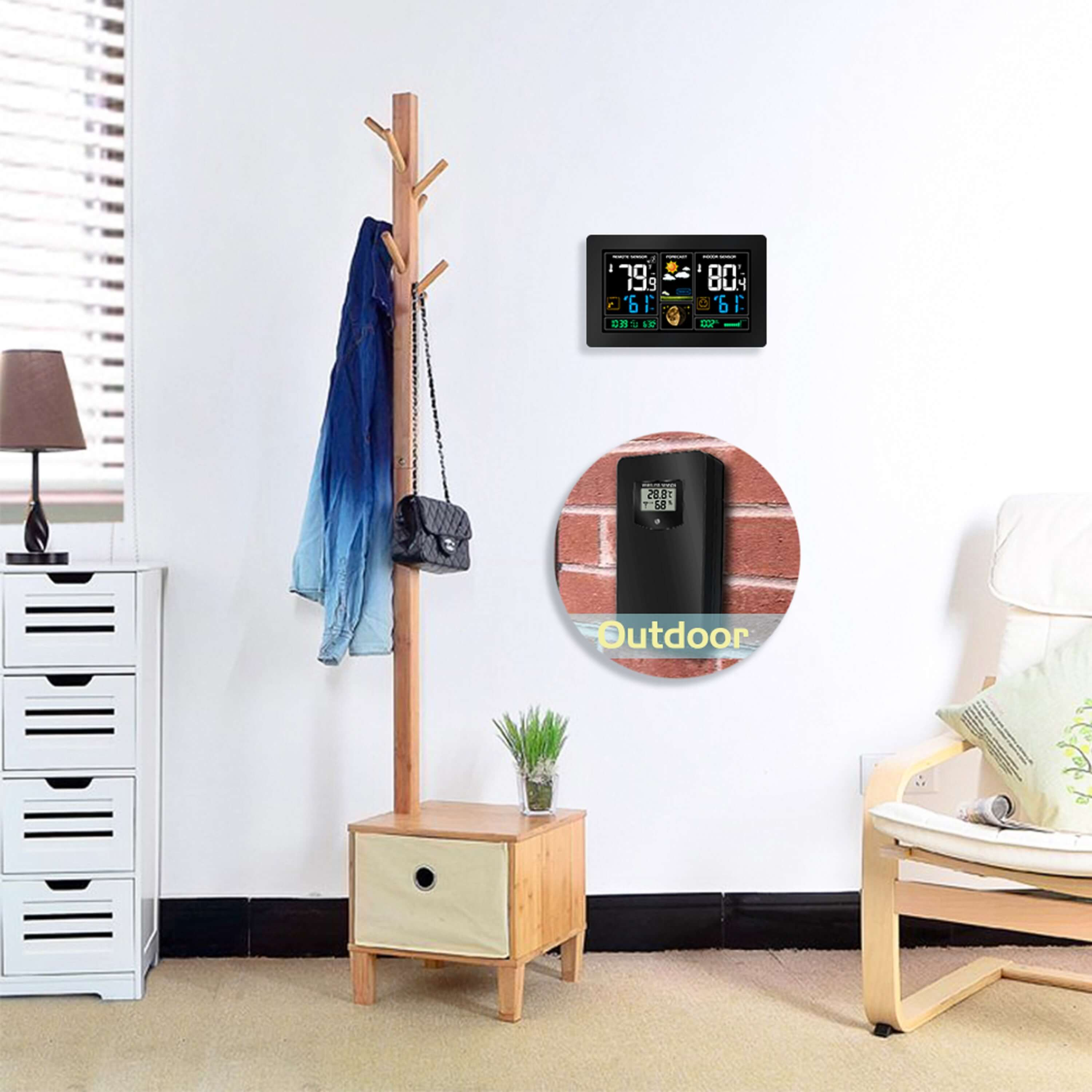 Ein Raum mit weißer Wand, Garderobe, Tisch und Wetterstation mit Zahlen.