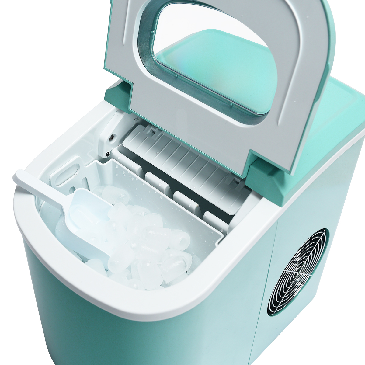 Ein türkisfarbener Eiswürfelbereiter mit offenem Deckel, gefüllt mit Eiswürfeln und einer Schaufel.