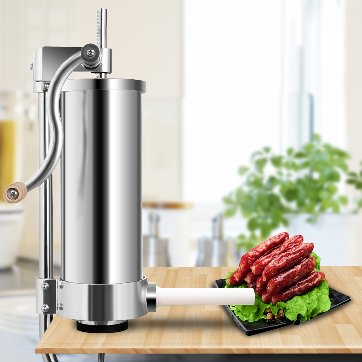 Wurstmaschine auf einem Holztisch. Würste liegen auf schwarzem Teller mit Salat.