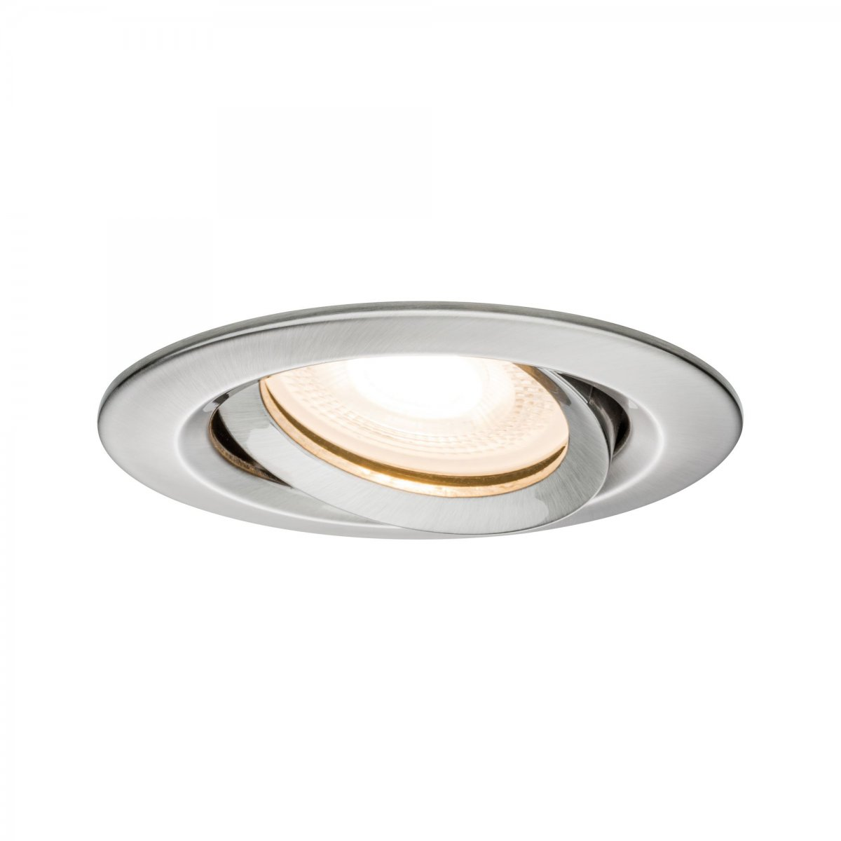 Ein Einbaustrahler, silbernes Metall, abgewinkelt, mit warmer Lichtquelle.