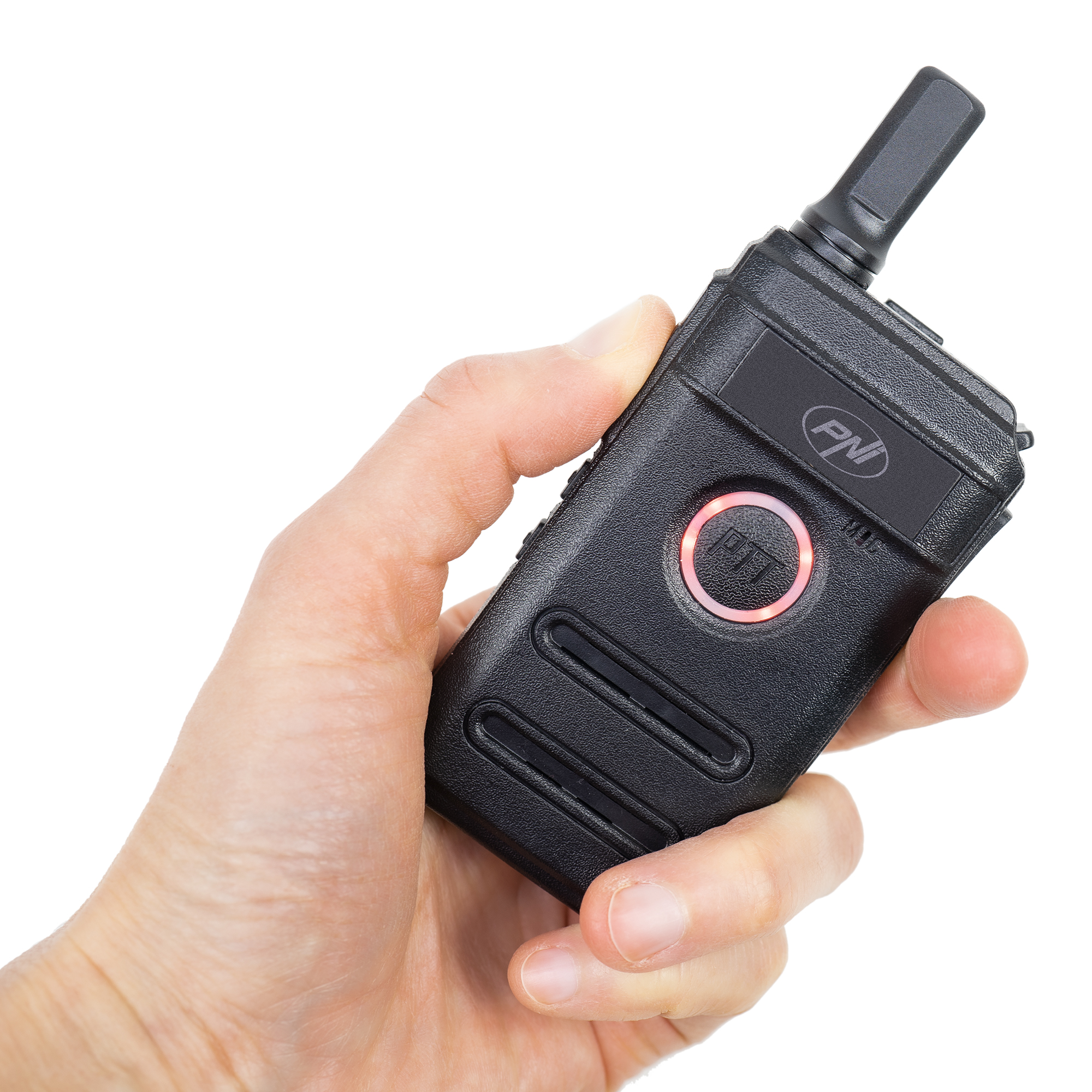 Schwarzes Walkie-Talkie in der Hand. Es hat eine rot beleuchtete Taste und den Markennamen PNI auf der Vorderseite.