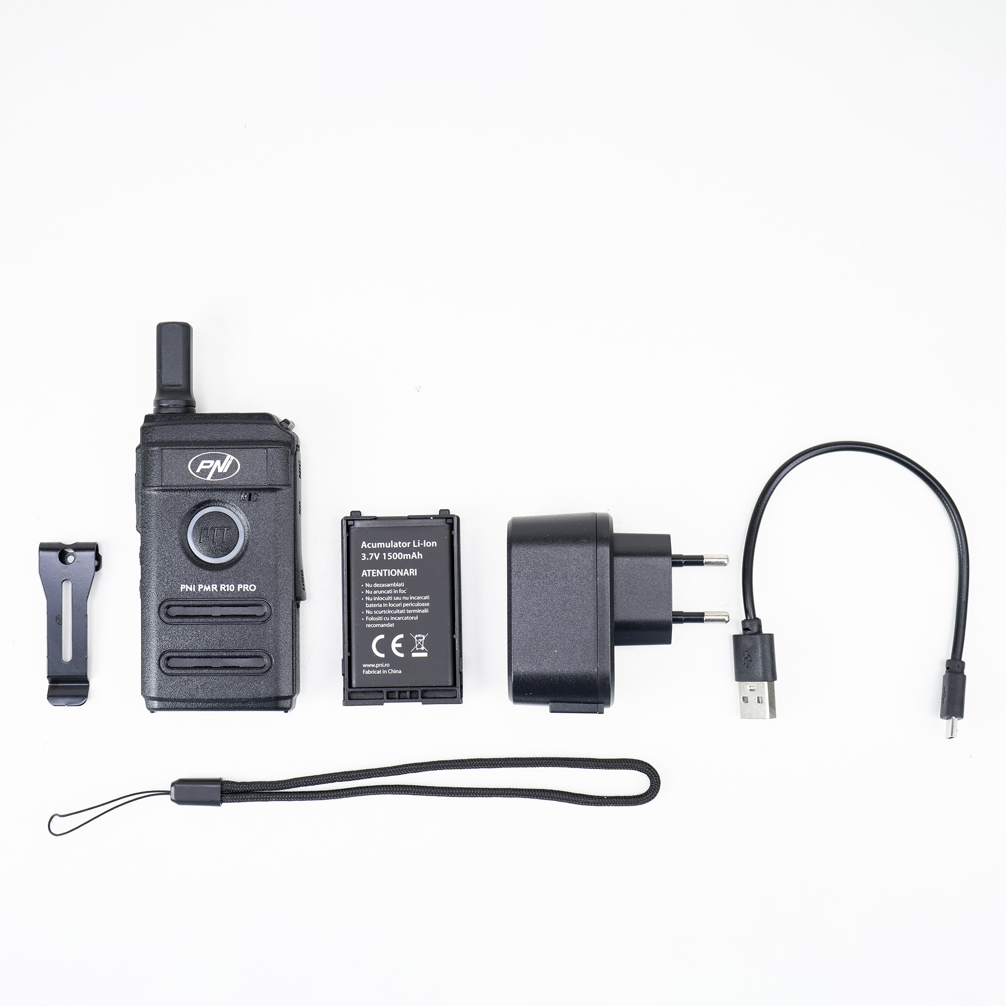Ein Walkie-Talkie mit Zubehör: Ladegerät, Akku, Gürtelclip, Handschlaufe und USB-Kabel.