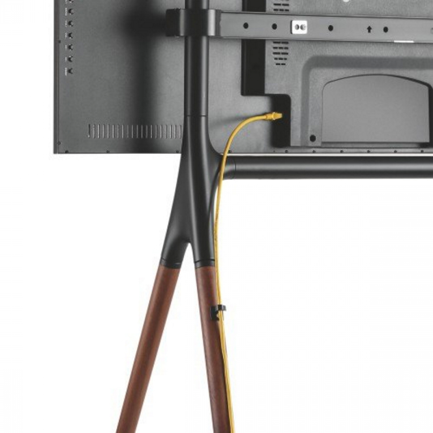 TV-Ständer mit einem Fernseher darauf. Es hat Holz- und schwarzfarbene Elemente mit einem gelben Kabel.