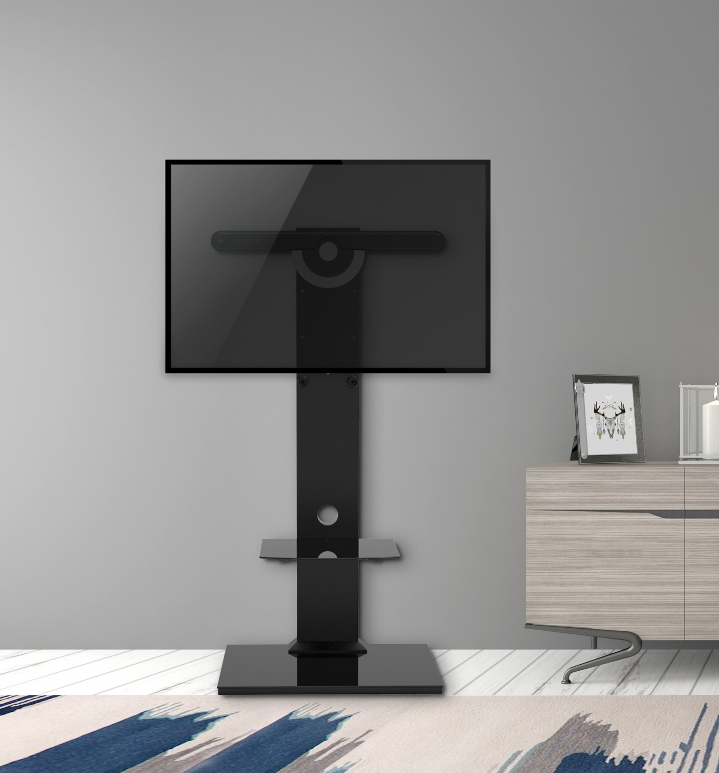Ein schwarzer TV-Ständer mit einem Fernseher. Es befindet sich in einem Raum mit Teppich und Schrank.