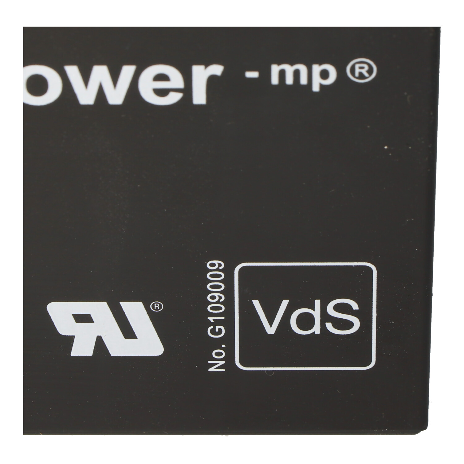 Ein schwarzes Quadrat mit weißem Text und Logos. Der Text lautet 'ower - mp®' mit einem 'R'-Symbol.