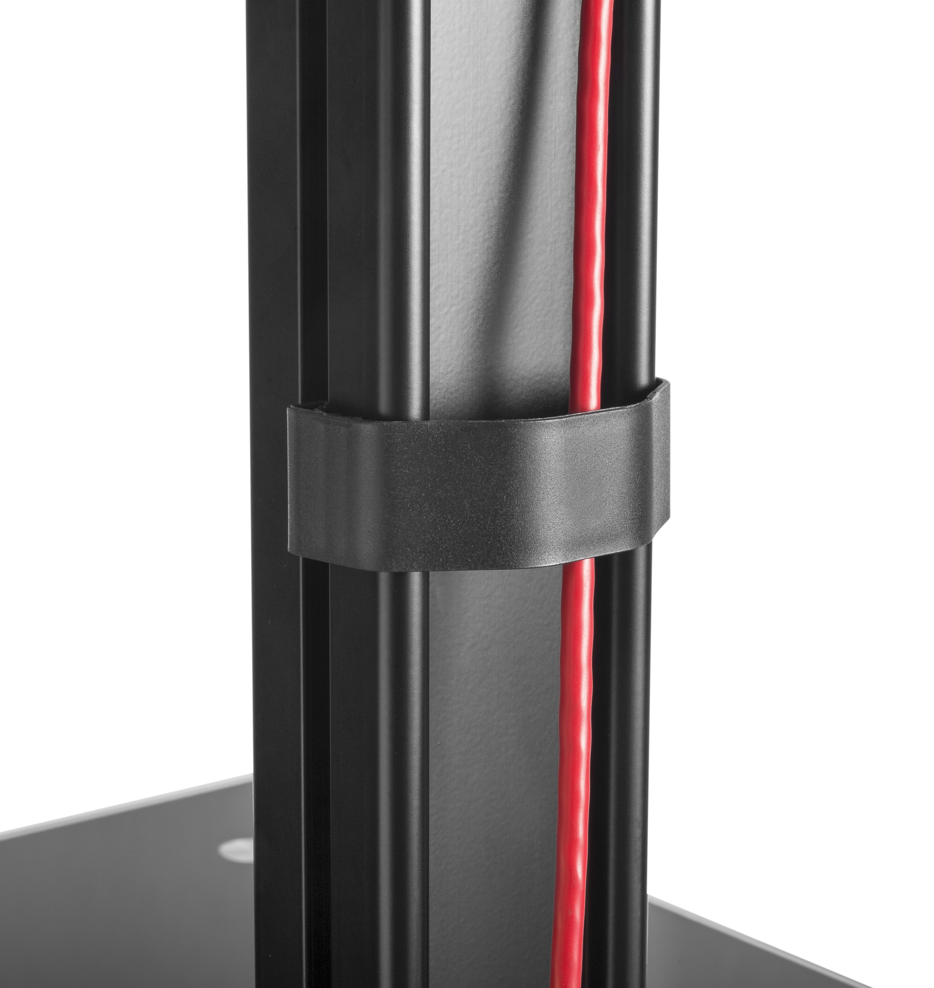 Schwarze Metallsäule mit rotem Kabel, gehalten von einer schwarzen Klammer. Weißer Hintergrund. Nahaufnahme.