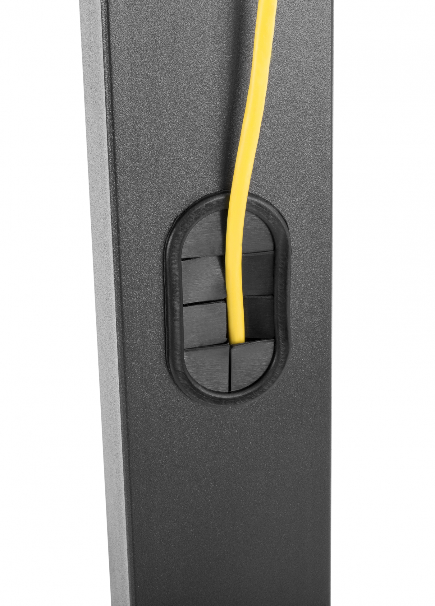 Gelbes Kabel, das aus einem schwarzen, rechteckigen Anschluss an einer dunkelgrauen Oberfläche kommt.