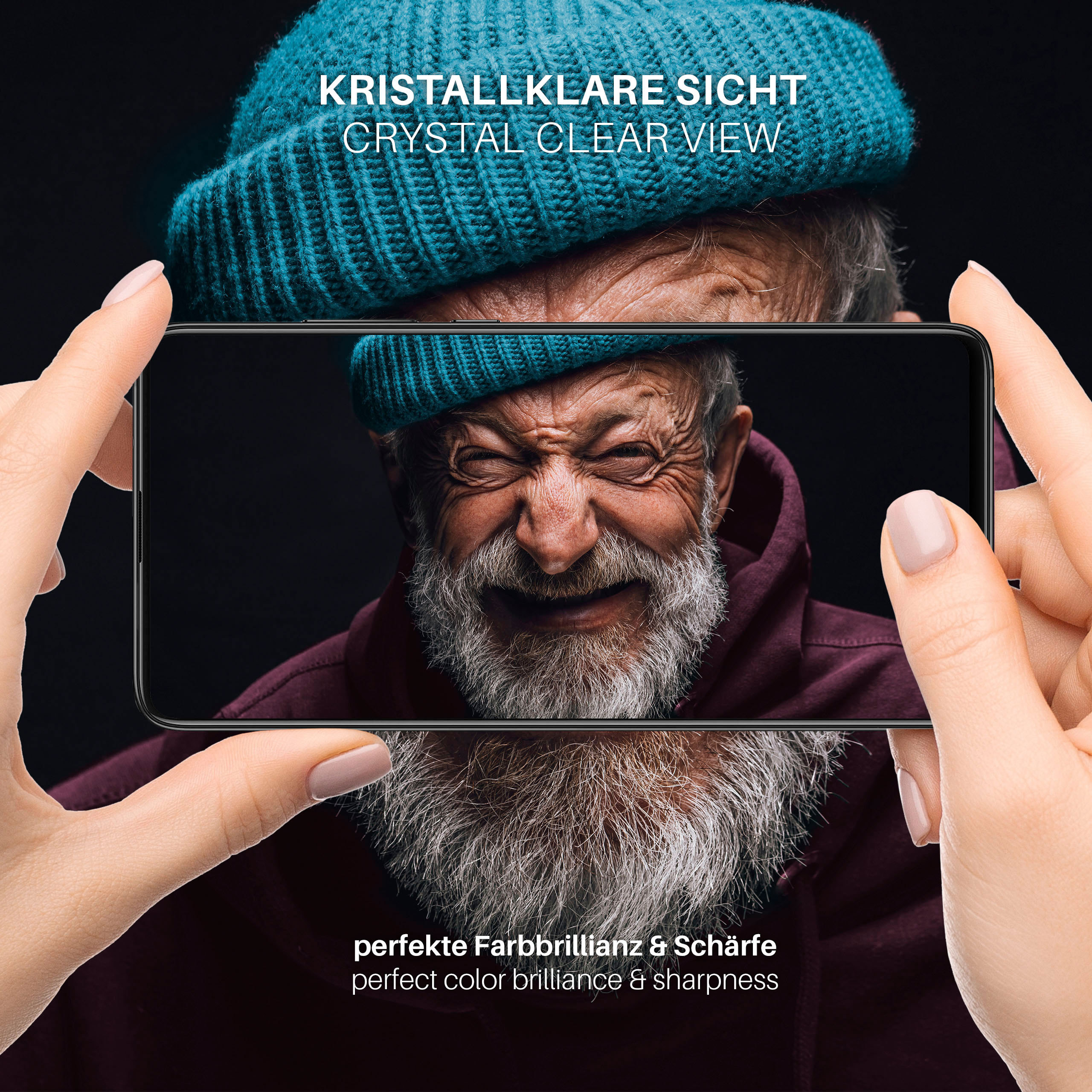 Eine Person mit blauer Mütze und lächelndem Gesicht wird durch einen Telefonbildschirm betrachtet.