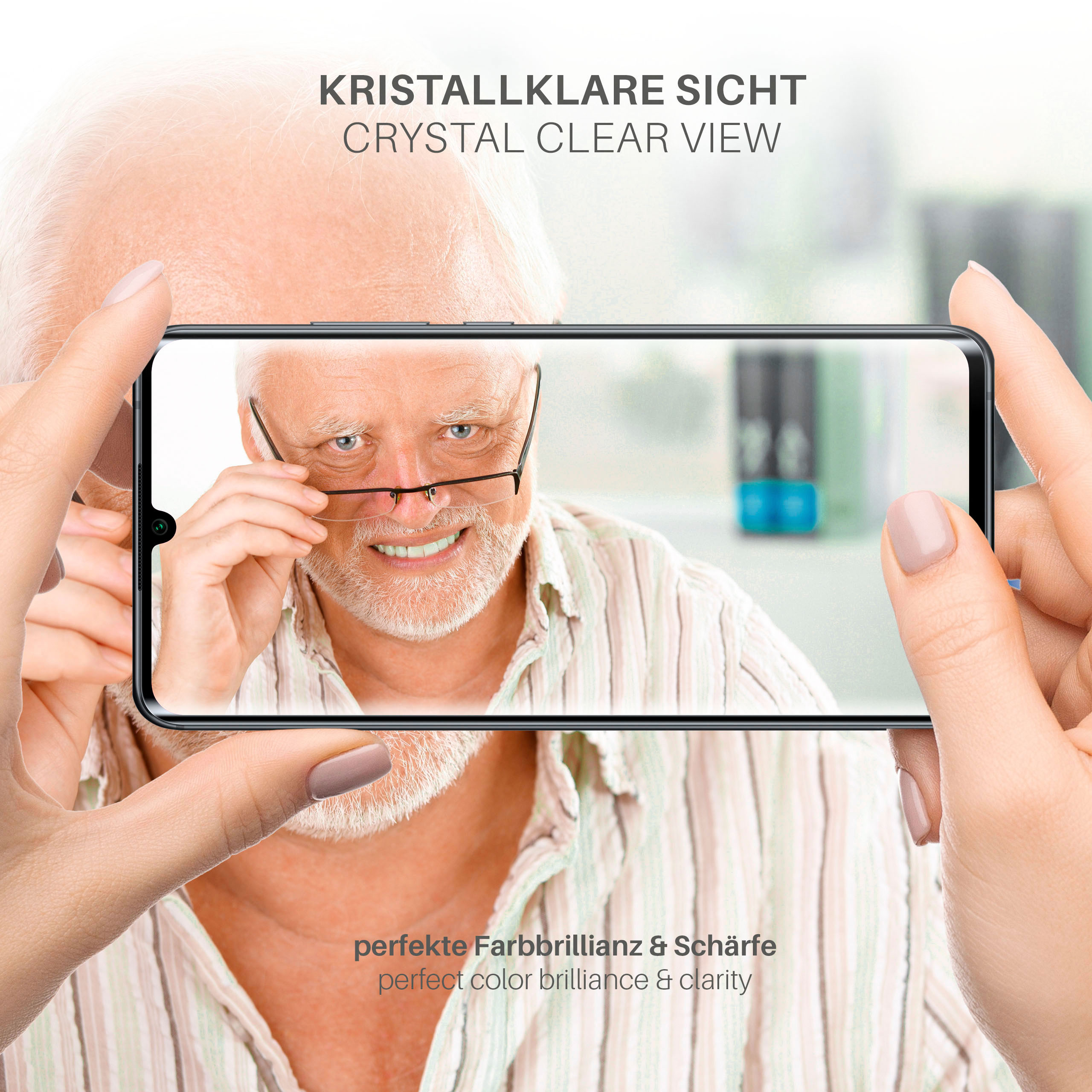 Eine Person, die ein Telefon hält und einen klaren Bildschirm mit einem Mann mit Brille zeigt, Fokus auf die Klarheit.