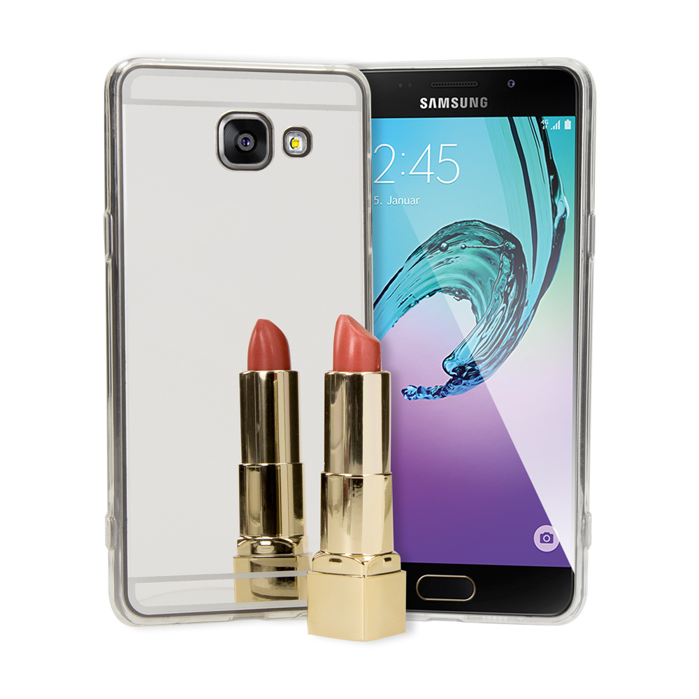 Ein Telefon in einer transparenten Hülle mit zwei Lippenstiften, vor weißem Hintergrund.