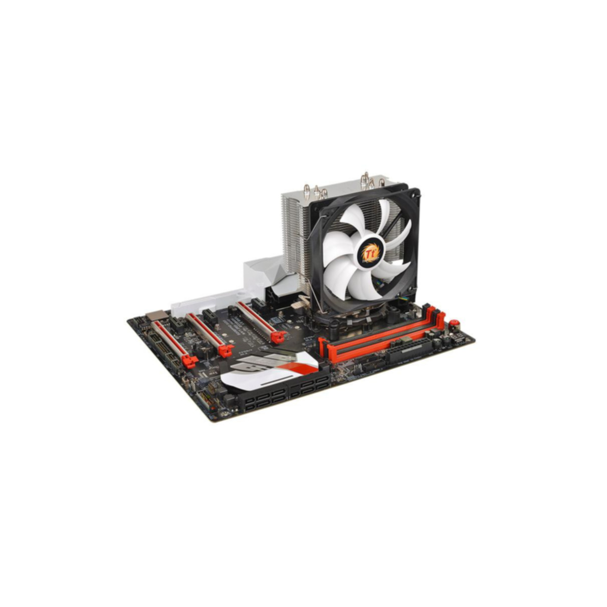 Computerkomponenten auf einem Motherboard: ein CPU-Kühler und Lüfter.