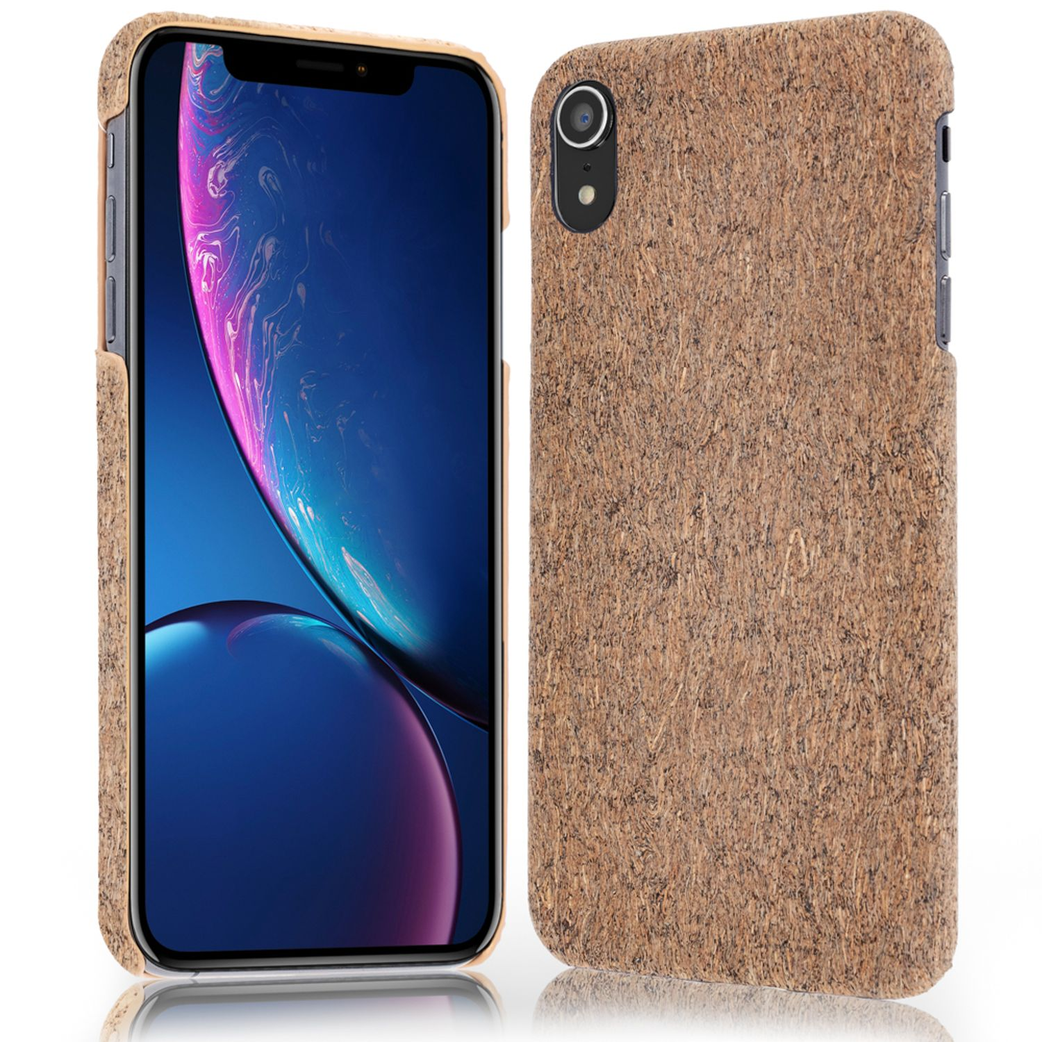 Smartphone in einer braunen Korkhülle auf weißem Hintergrund.