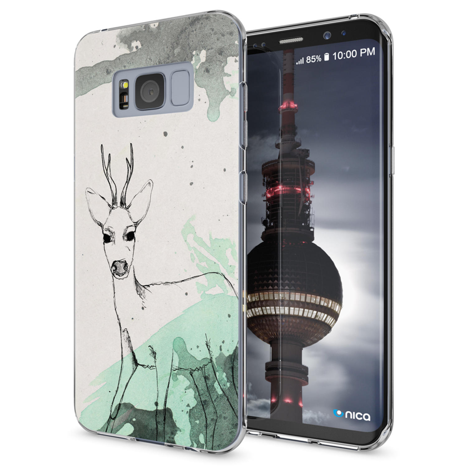 Una funda para teléfono con una ilustración de ciervo con acentos verdes y grises, y un teléfono que muestra una vista de la ciudad.