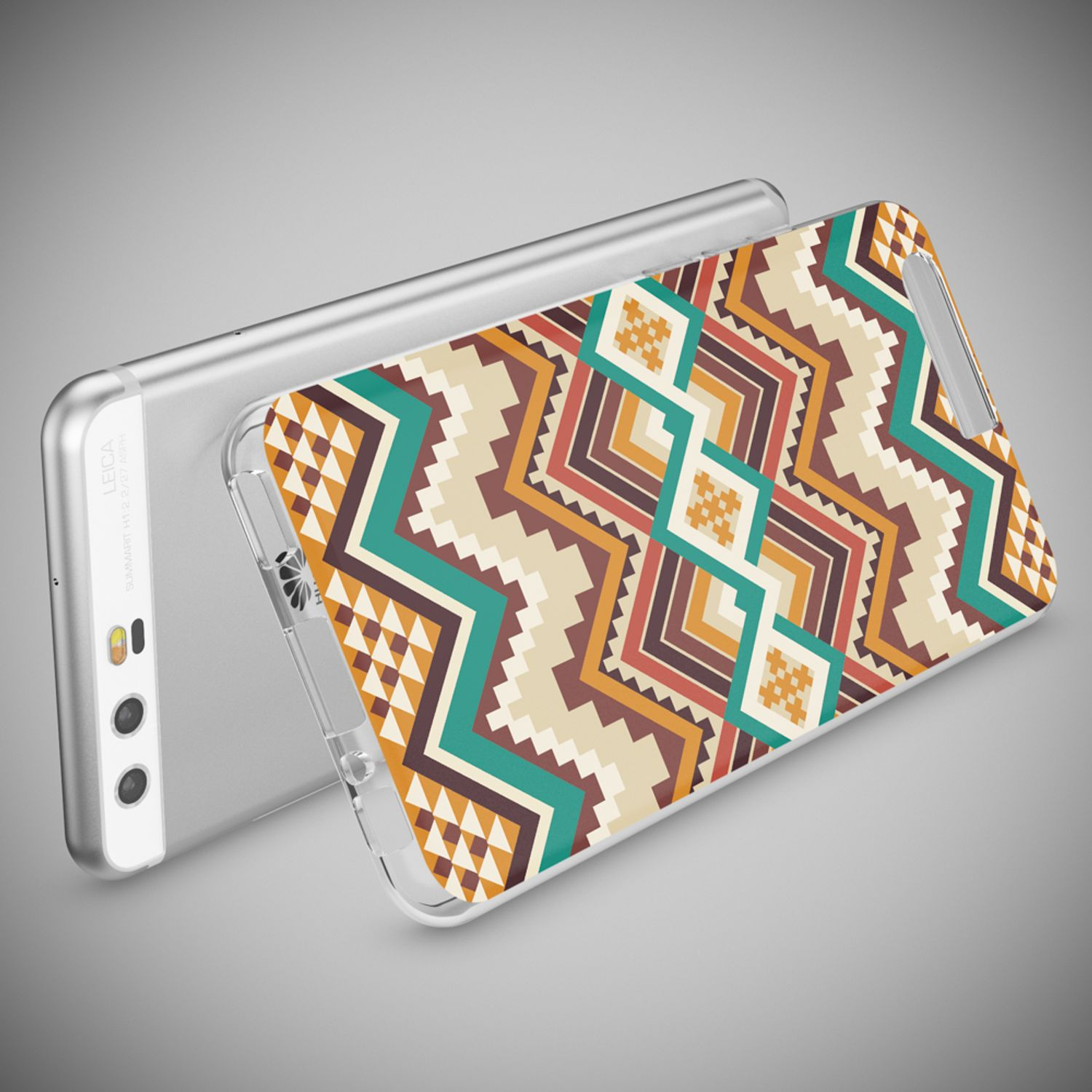 Telefon mit geometrischem Muster-Gehäuse, auf einem silbernen Telefon. Das Muster ist bunt.