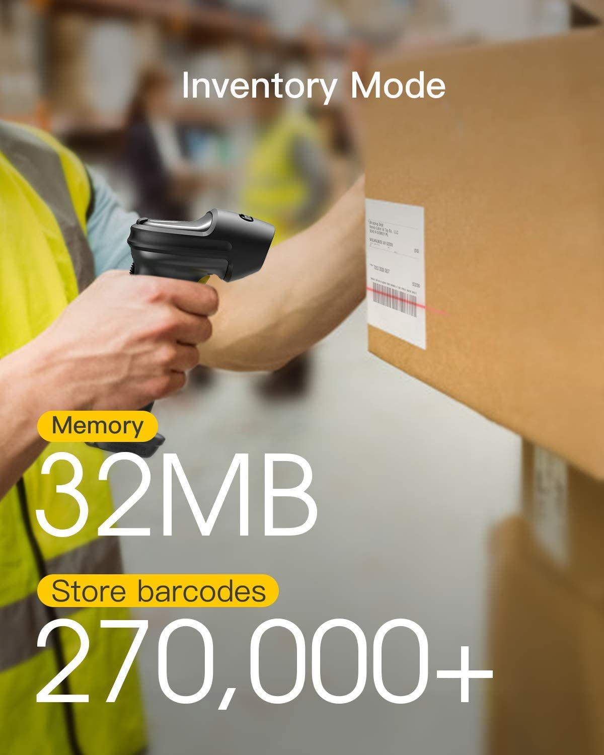 Eine Person scannt einen Barcode auf einer Box mit einem Handinventurscanner.