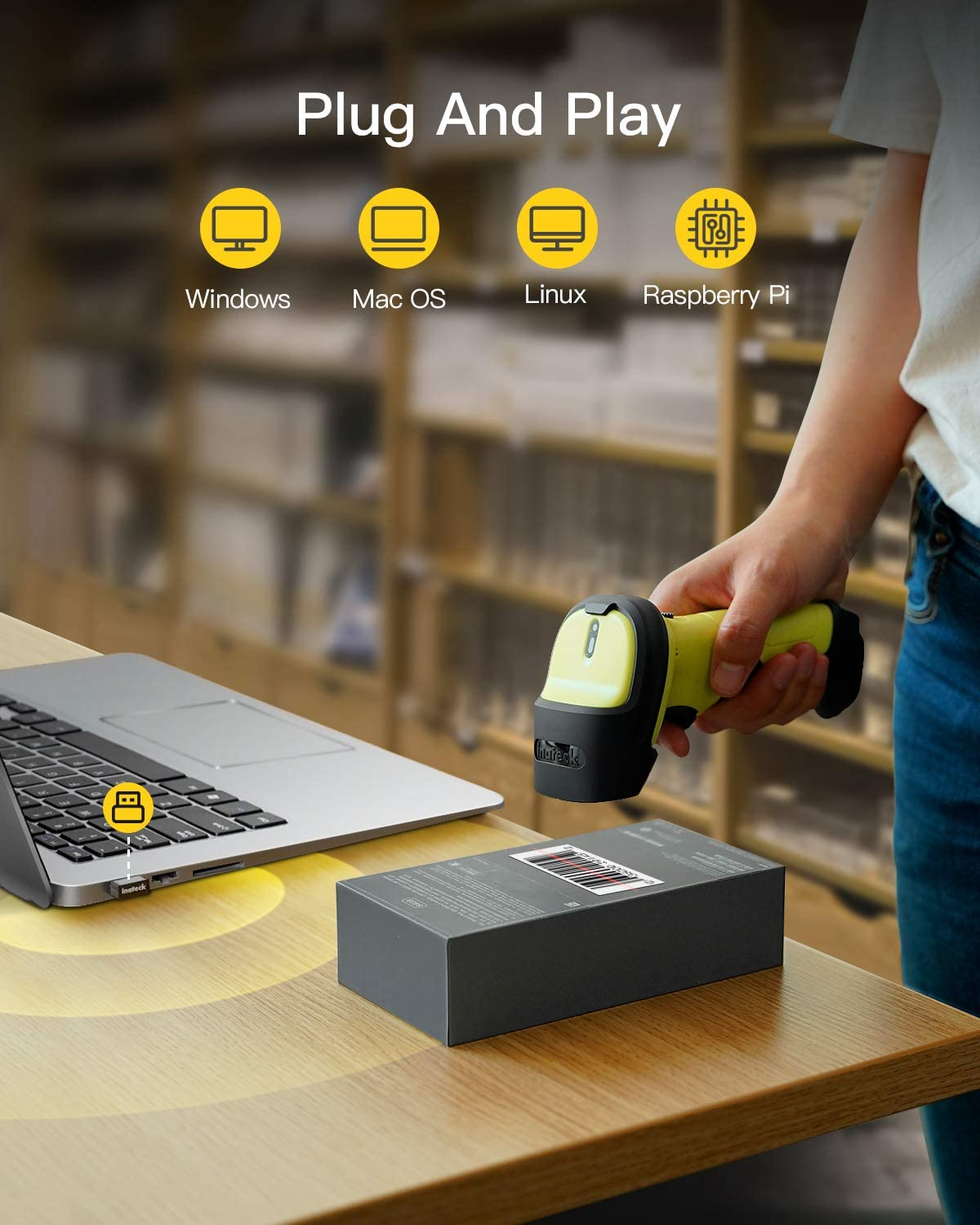 Eine Person scannt einen Barcode mit einem gelben Scanner. Ein Laptop und eine Box stehen auf einem Holztisch.