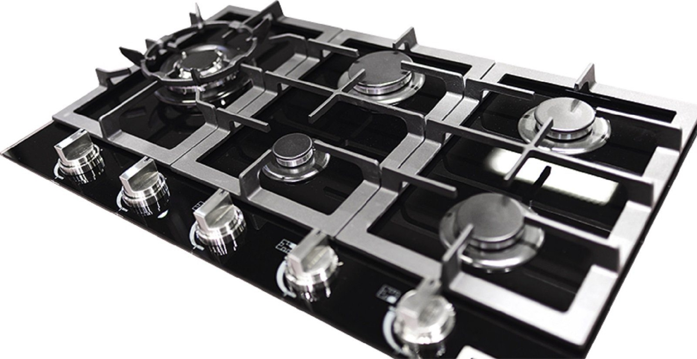 Cocina de gas con cuatro quemadores y perillas plateadas. La superficie es negra.