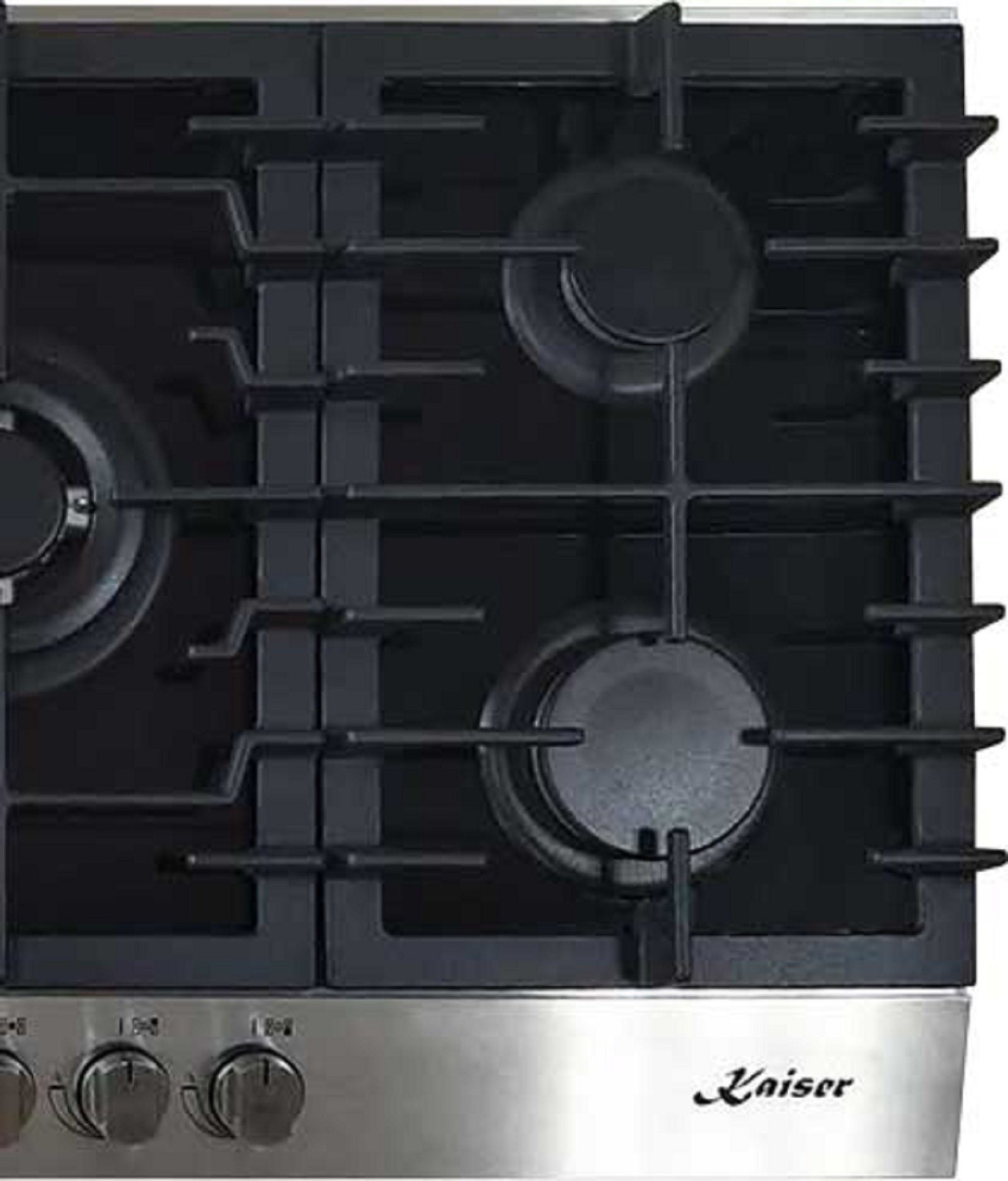 Vista de cerca de una cocina de gas negra y plateada con cuatro quemadores y una base de acero inoxidable.