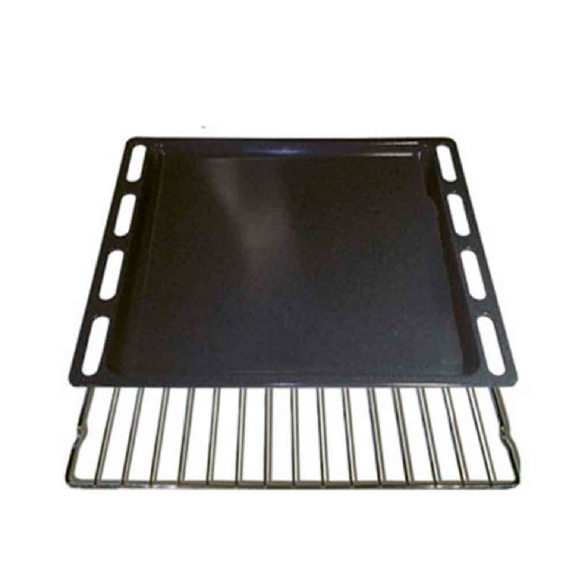 Schwarzes Backblech mit einem Chromgitter. Das Tablett befindet sich oben auf dem Gitter, beides isoliert auf weißem Hintergrund.