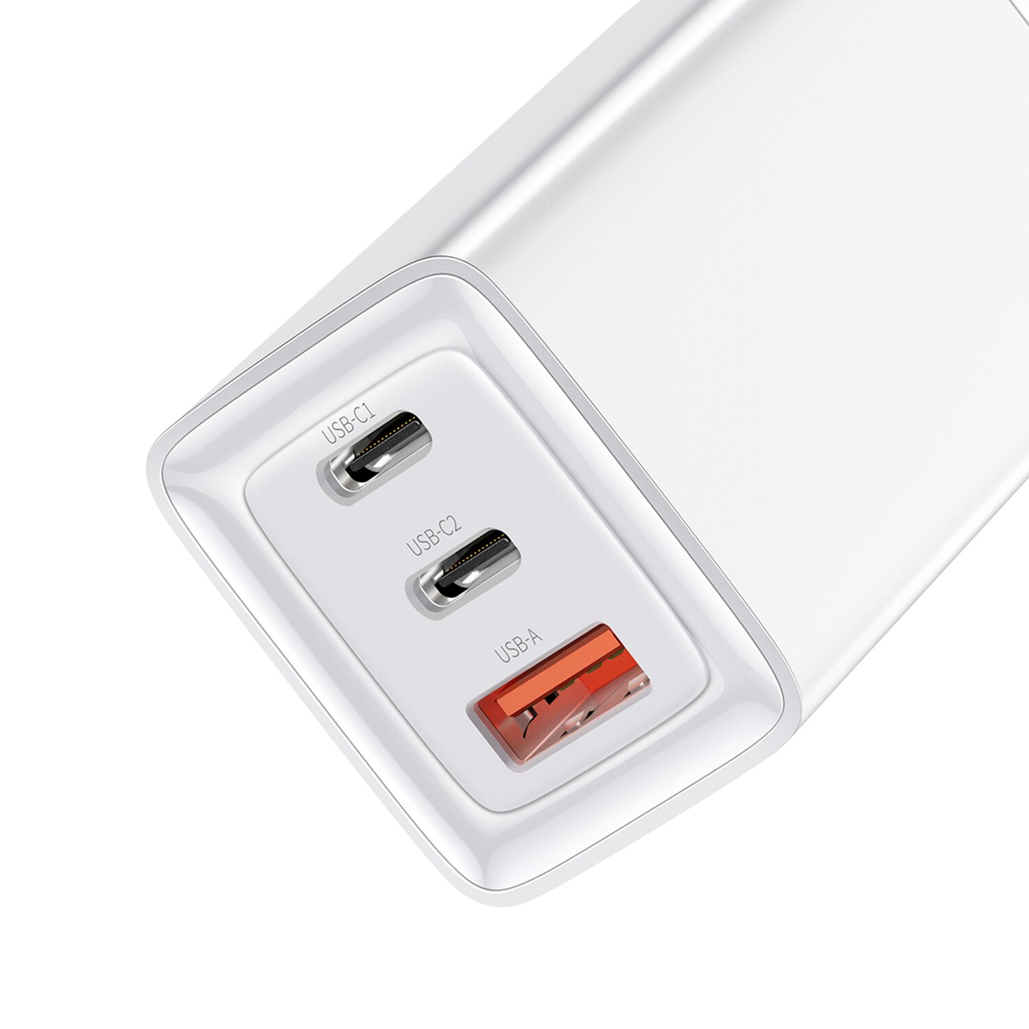 Ein weißer Netzadapter mit drei USB-Anschlüssen: USB-C1, USB-C2 und USB-A.