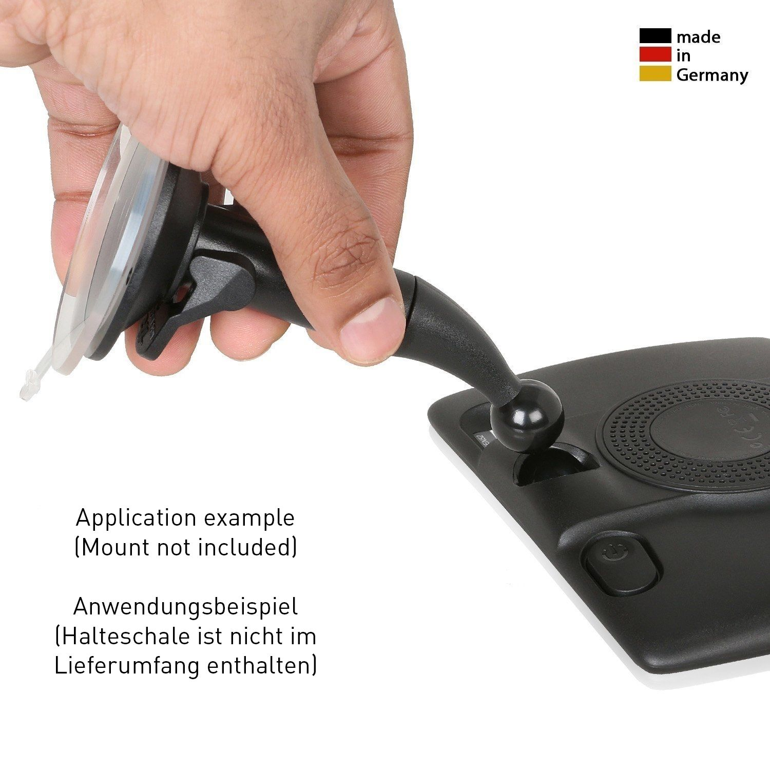 Hand hält ein schwarzes GPS-Gerät, das an einer Saugnapfhalterung befestigt ist, mit deutschem Text.