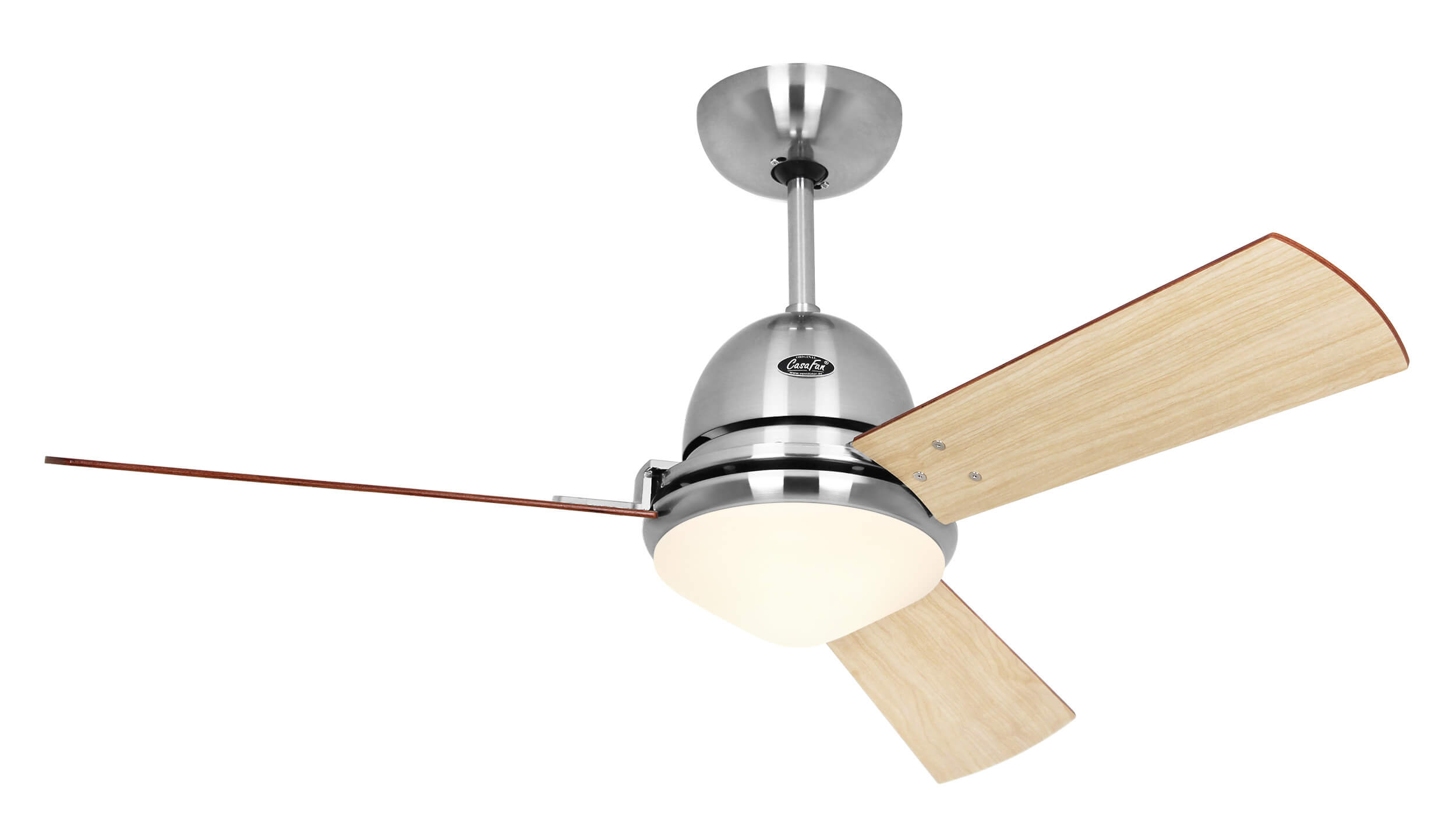 Ein Deckenventilator mit drei Holzflügeln und einem Chromgehäuse. Der Ventilator steht vor weißem Hintergrund.