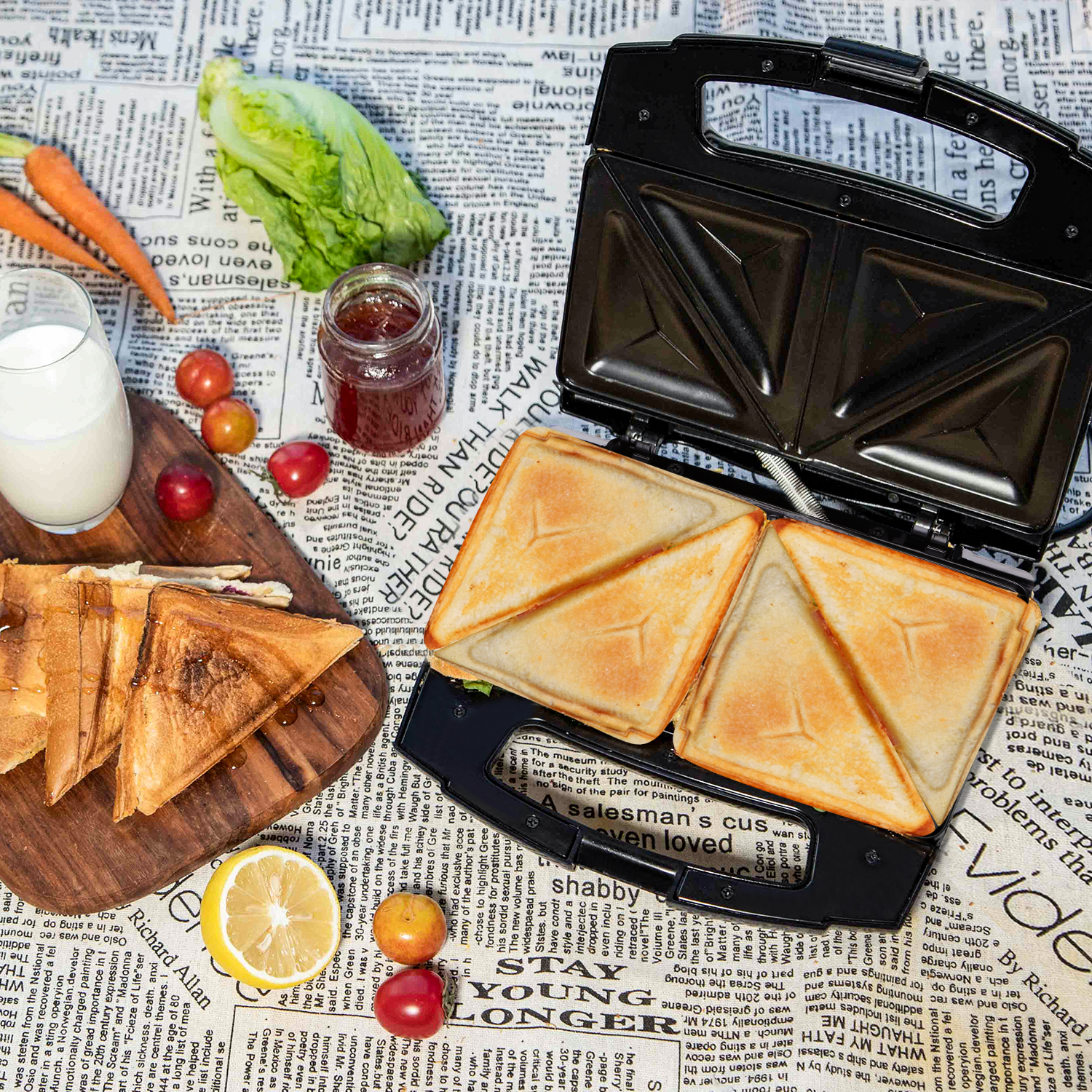 Macchina per sandwich con panini e ingredienti su una superficie ricoperta di giornale.