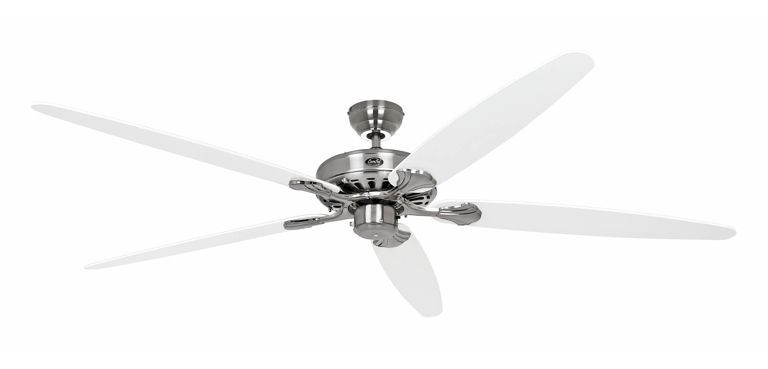 Ein Deckenventilator mit fünf weißen Flügeln und einem silbernen zentralen Gehäuse.