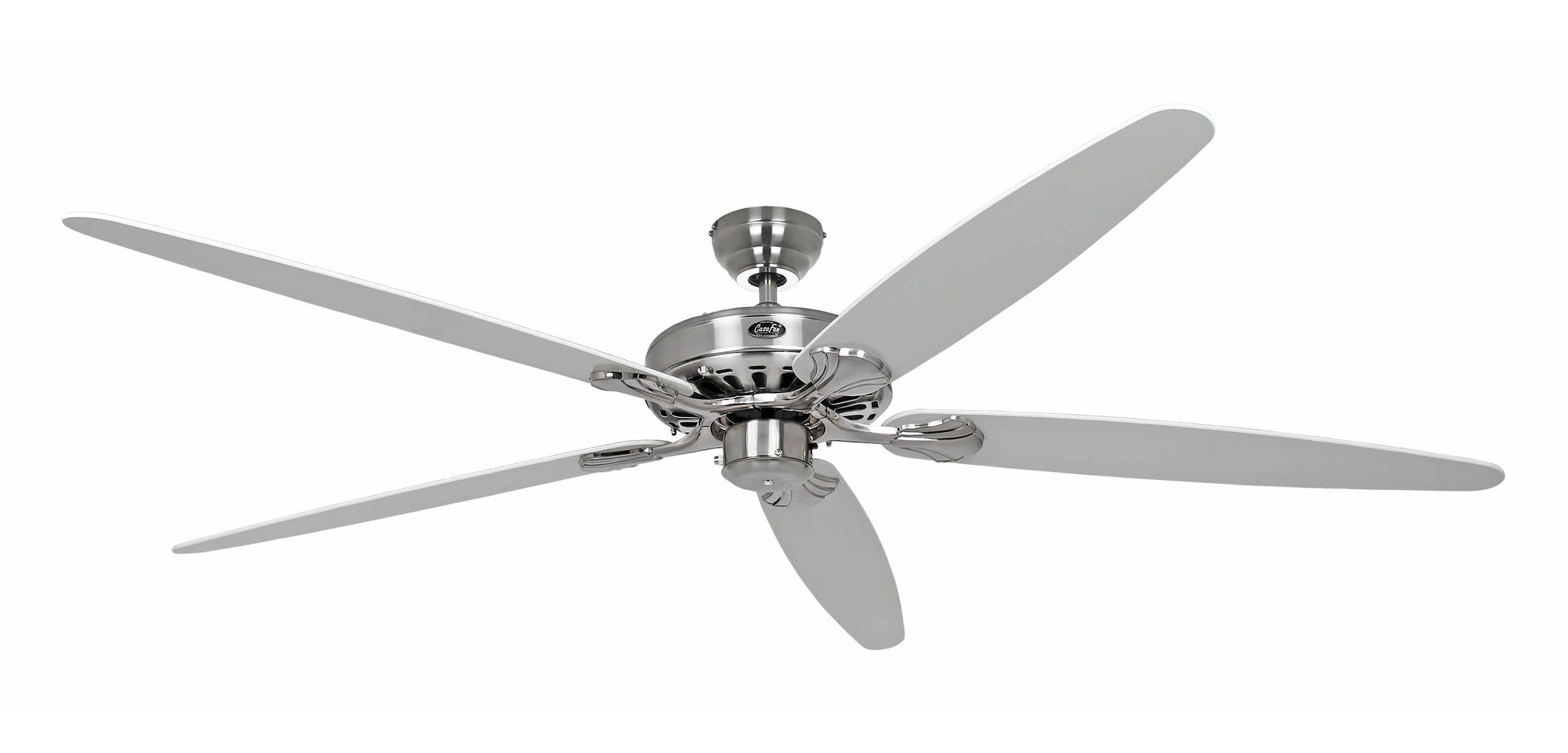 Silberner Deckenventilator mit fünf weißen Flügeln vor weißem Hintergrund.