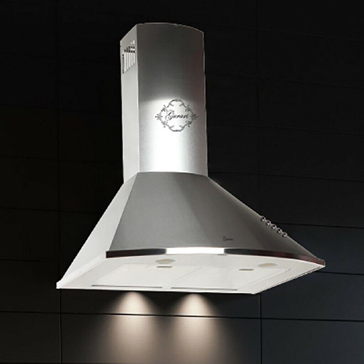 Eine Dunstabzugshaube aus Edelstahl an einer schwarz gefliesten Wand. Sie hat eine silberne Verkleidung und ein Logo. Die Lichter sind an.