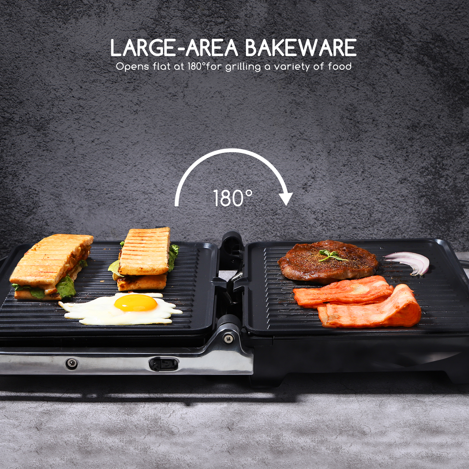 Ein Grill mit Essen darauf. Zwei Sandwiches, ein Ei, ein Steak und Gemüse sind sichtbar.